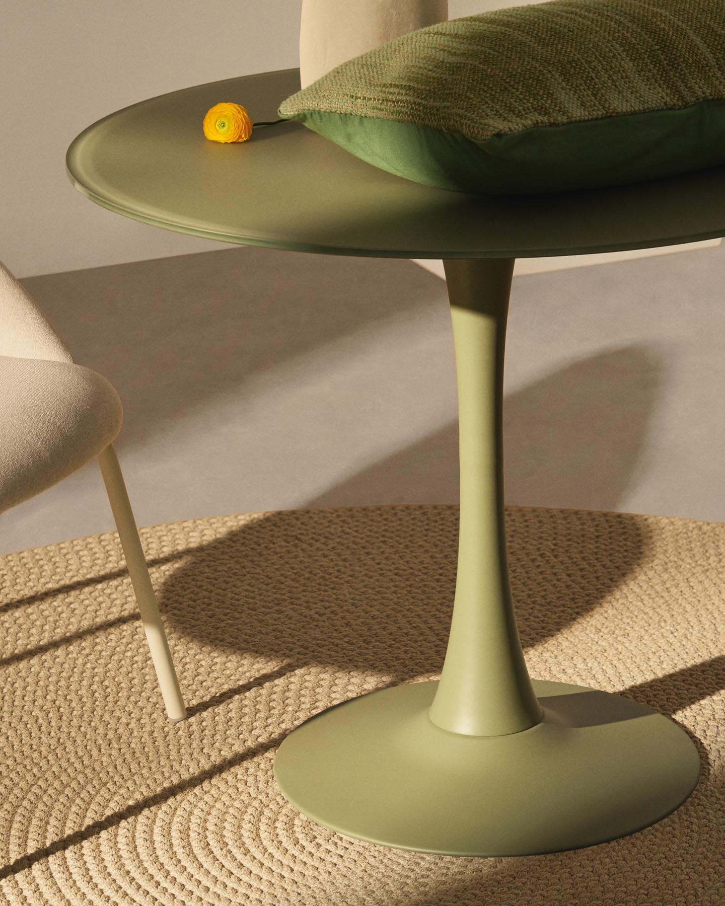Runder Tisch Vedira aus Glas und taupefarbenem Stahl Ø 90 cm in Taupe präsentiert im Onlineshop von KAQTU Design AG. Esstisch ist von Kave Home