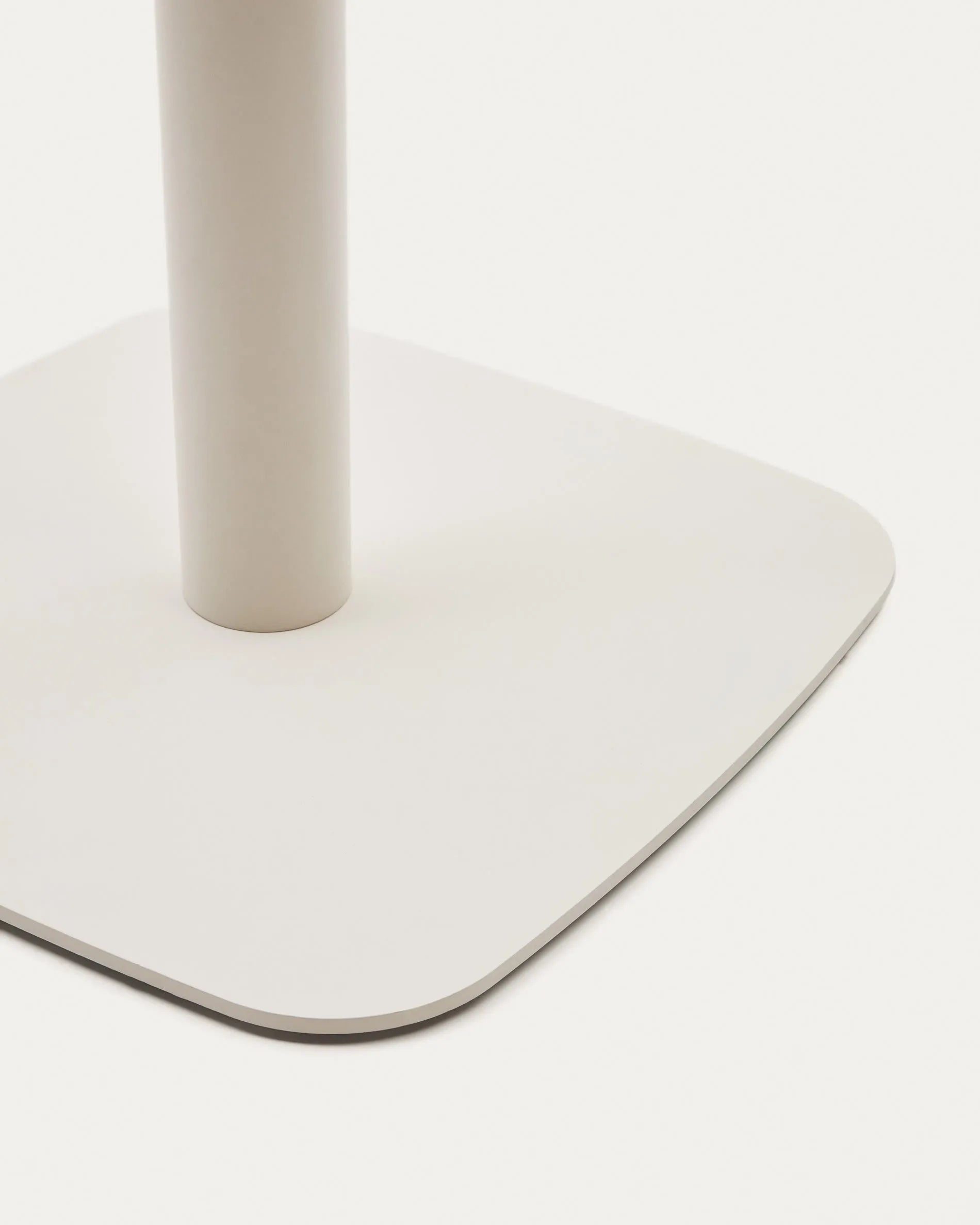 Elegantes, weiß lackiertes Stehtischbein mit quadratischem Metallfuß, ideal für stilvolle Outdoor-Bereiche.