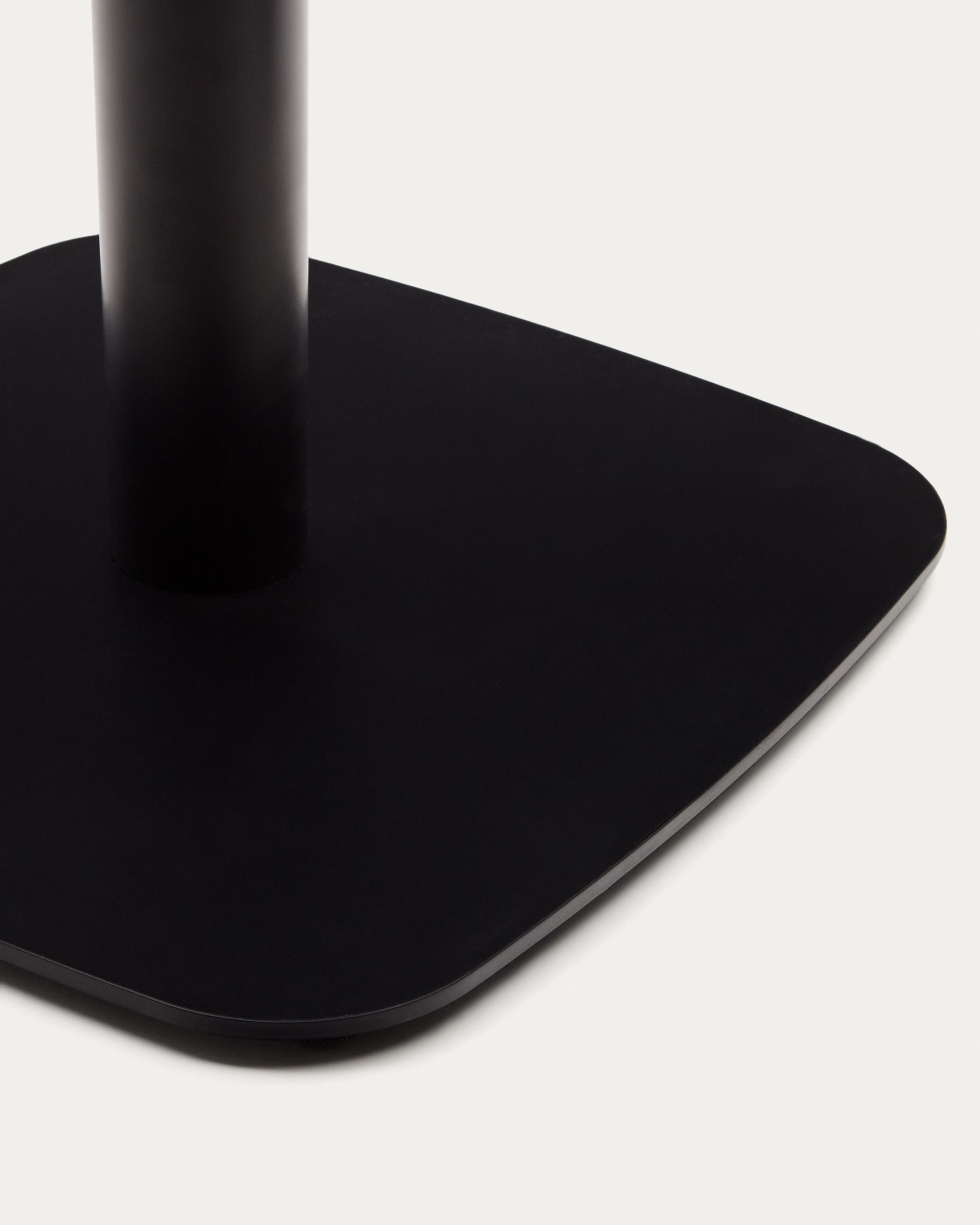 Elegantes, schwarzes Stehtischbein aus robustem Metall für den Außenbereich, ideal für individuelle Tischgestaltungen.