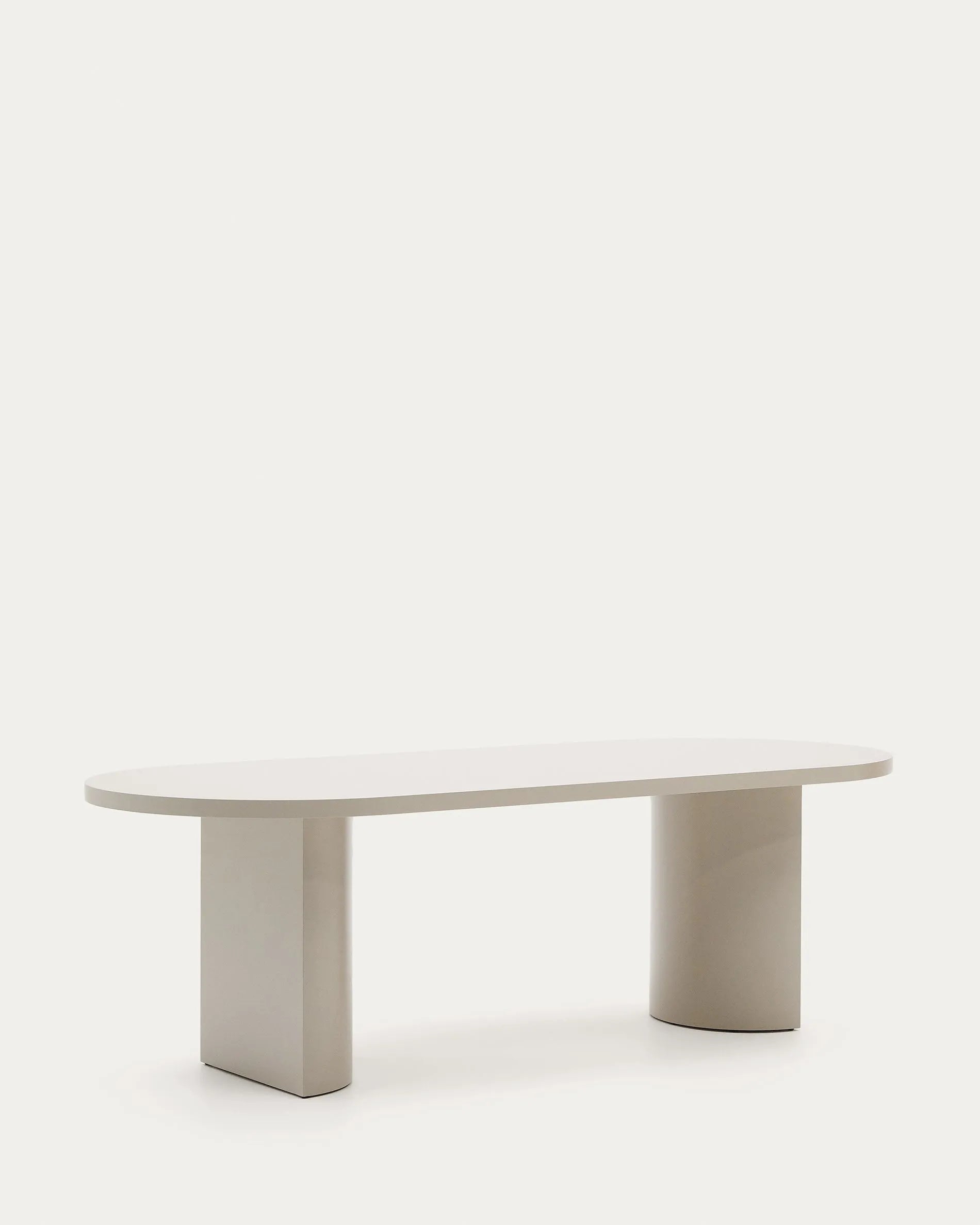 Der Tisch Nealy von Kave Home: Elegantes Design in Eierschale, 240x100 cm, aus robustem MDF, flexibel und zeitlos.