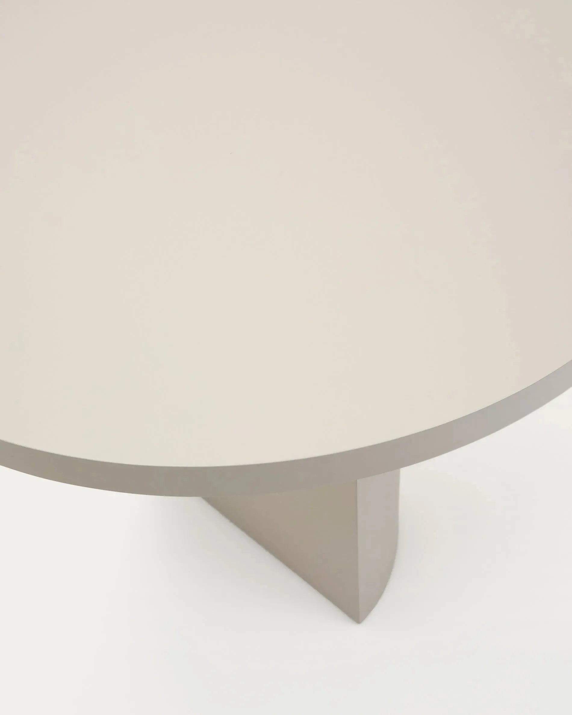 Moderner Tisch Nealy aus lackiertem MDF, eierschalfarben, 240x100 cm, stilvolles Design, perfekt für zeitgemäße Wohnräume.