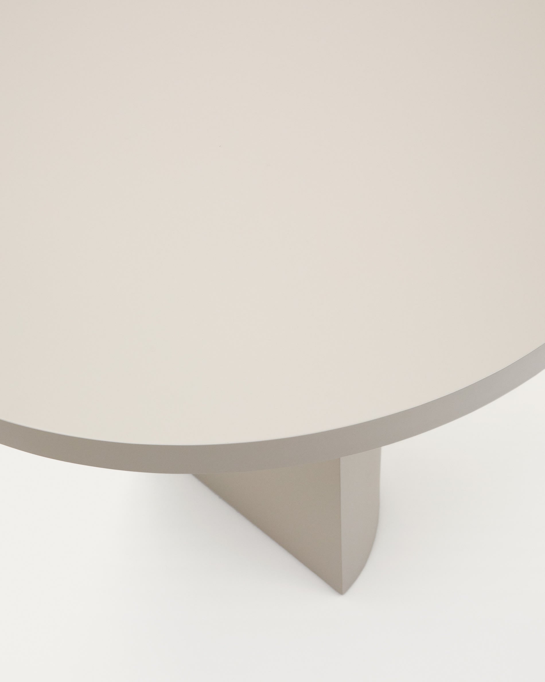 Moderner Tisch Nealy aus lackiertem MDF, eierschalfarbenes Finish, 240x100 cm, stilvoll und funktional von Kave Home.