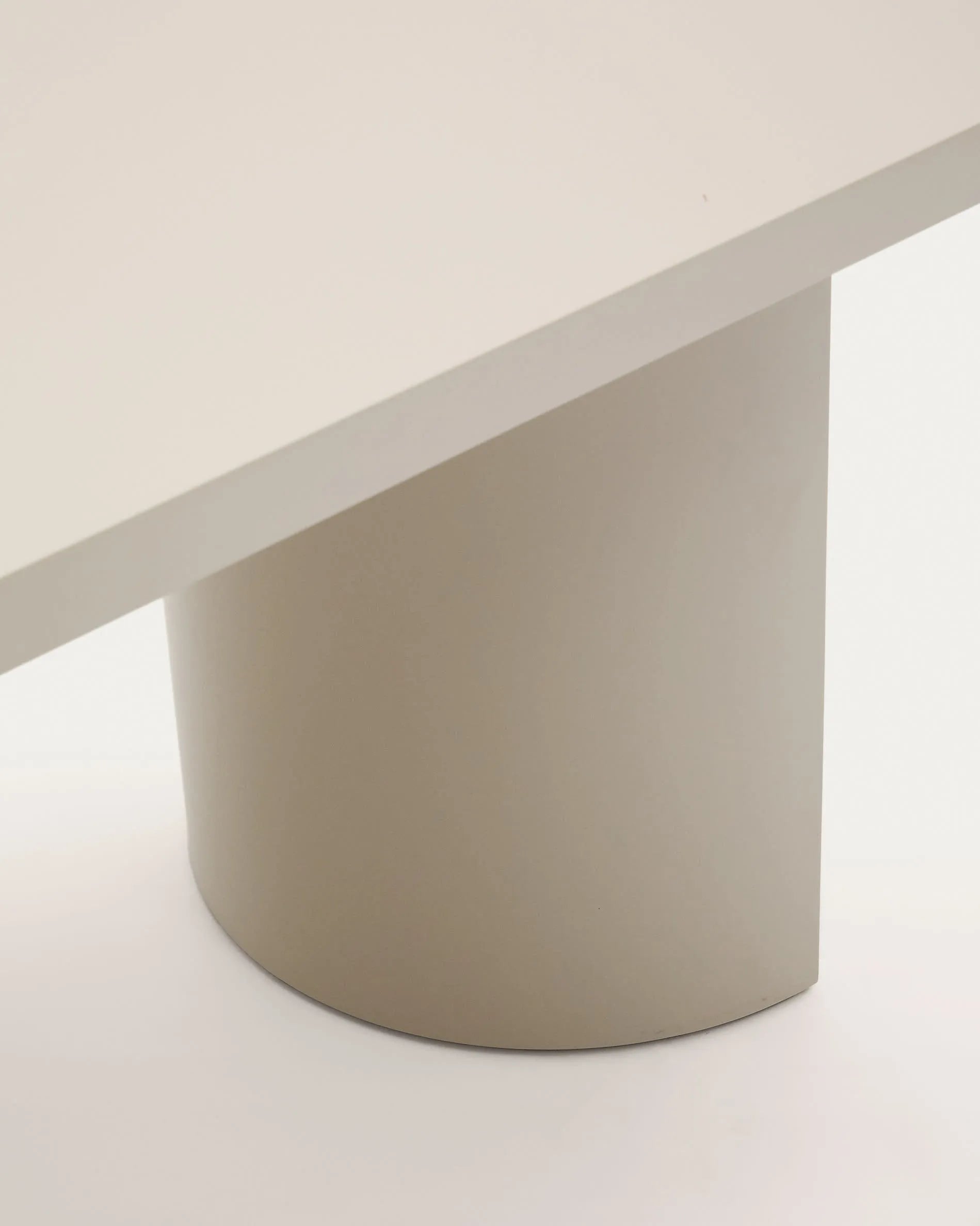 Der Tisch Nealy von Kave Home: Elegantes Design in Eierschale, 240x100 cm, aus robustem MDF, flexibel und zeitlos.