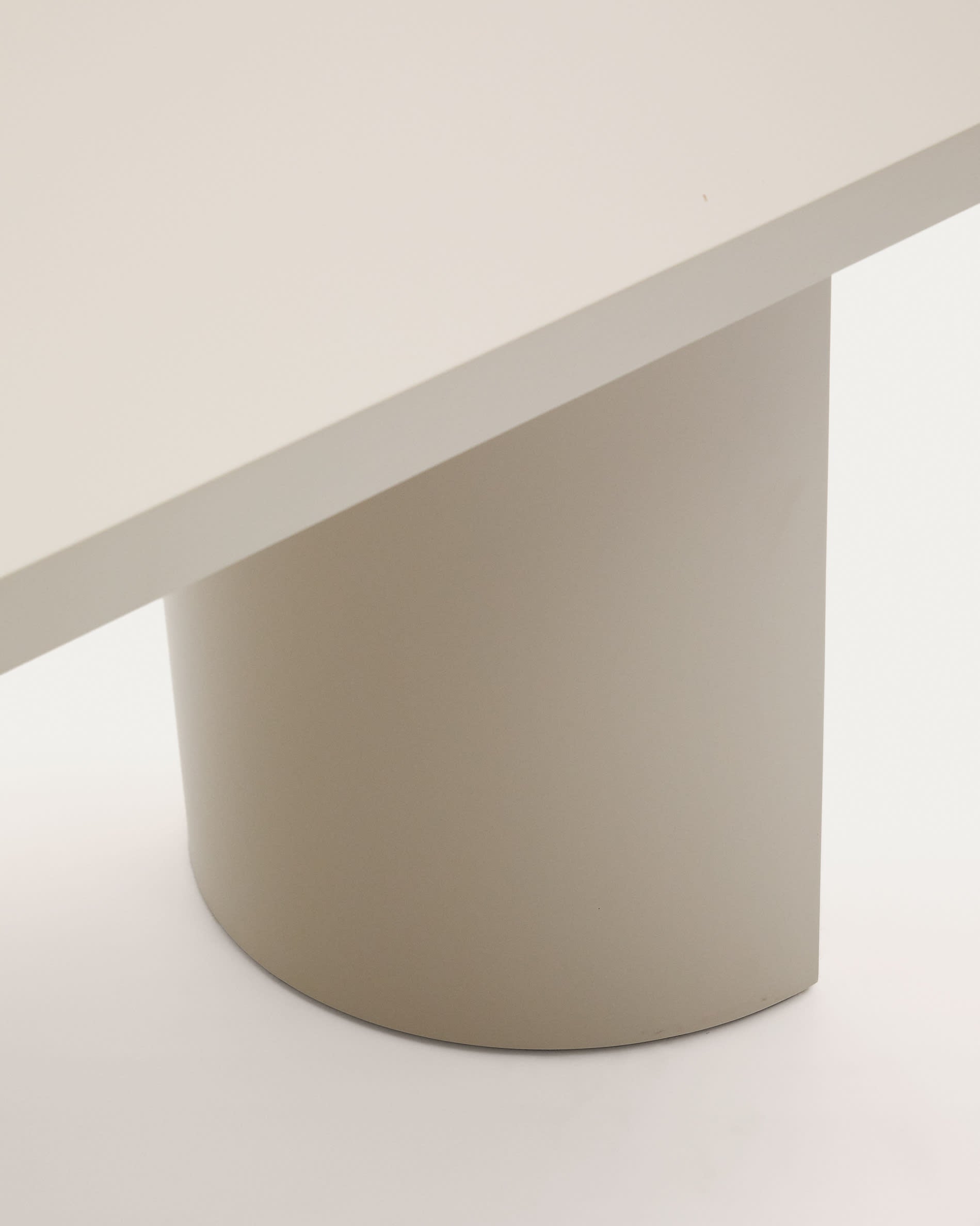 Moderner Tisch Nealy aus lackiertem MDF, eierschalfarben, 240x100 cm, stilvolles Design, perfekt für zeitgemäße Wohnräume.