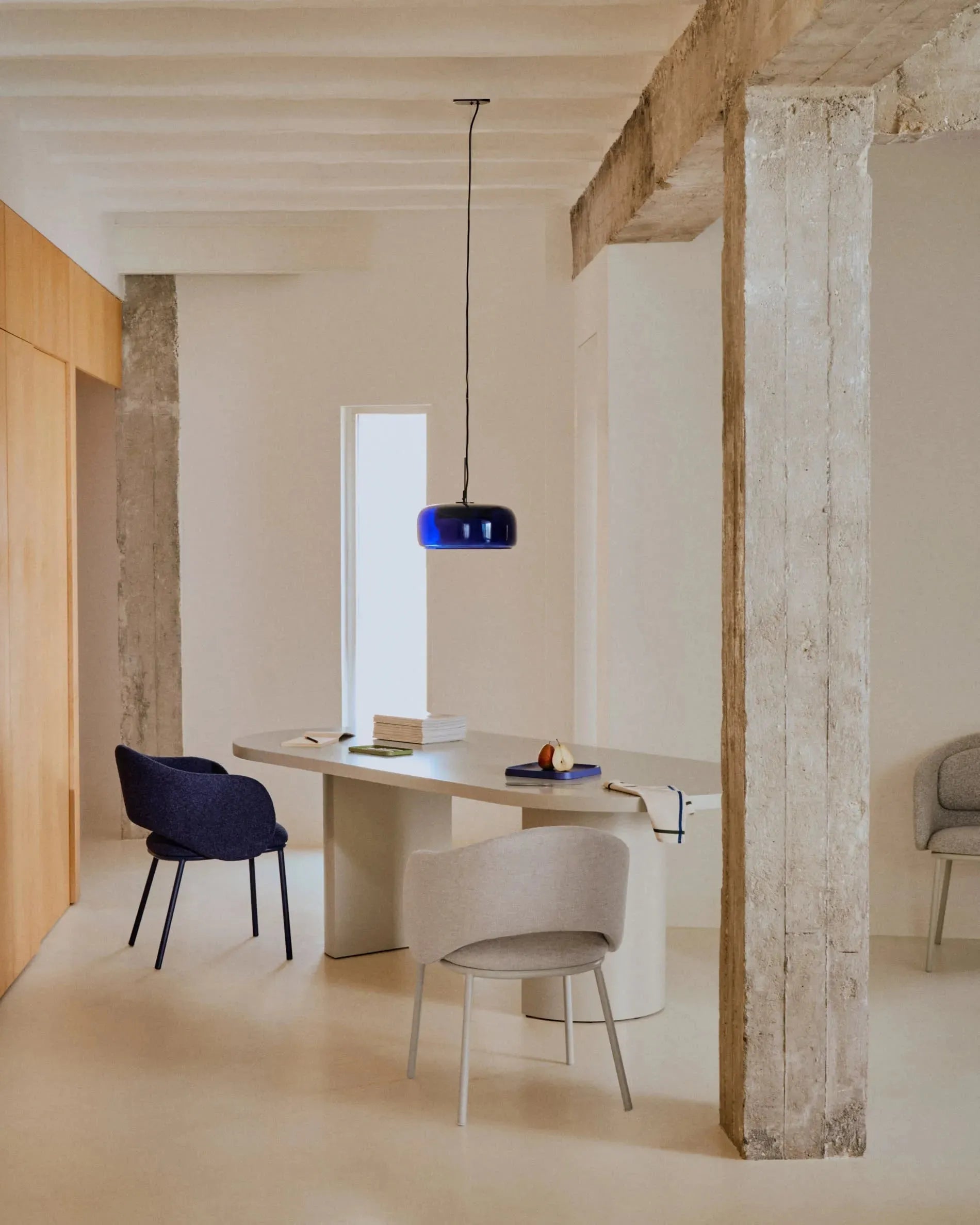 Eleganter Tisch Nealy aus MDF mit eierschalfarbenem Finish, 240x100 cm, modernes Design, ideal für stilvolle Wohnräume.