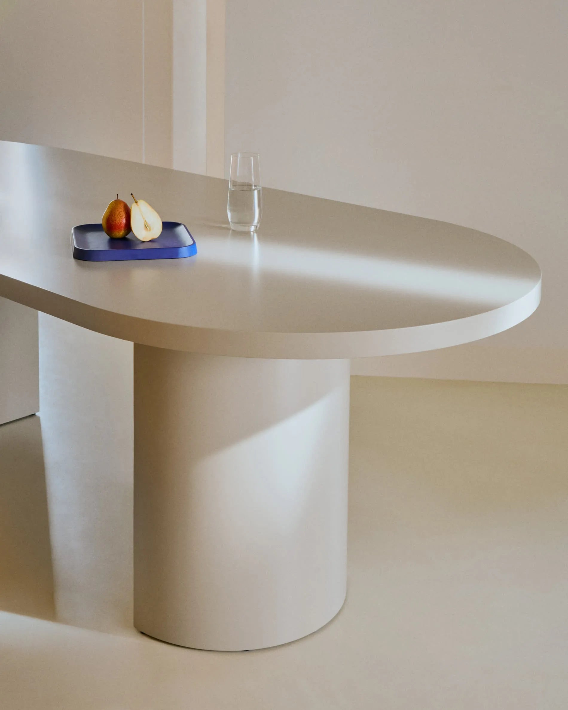 Der Tisch Nealy von Kave Home: Elegantes Design in Eierschale, 240x100 cm, aus robustem MDF, flexibel und zeitlos.