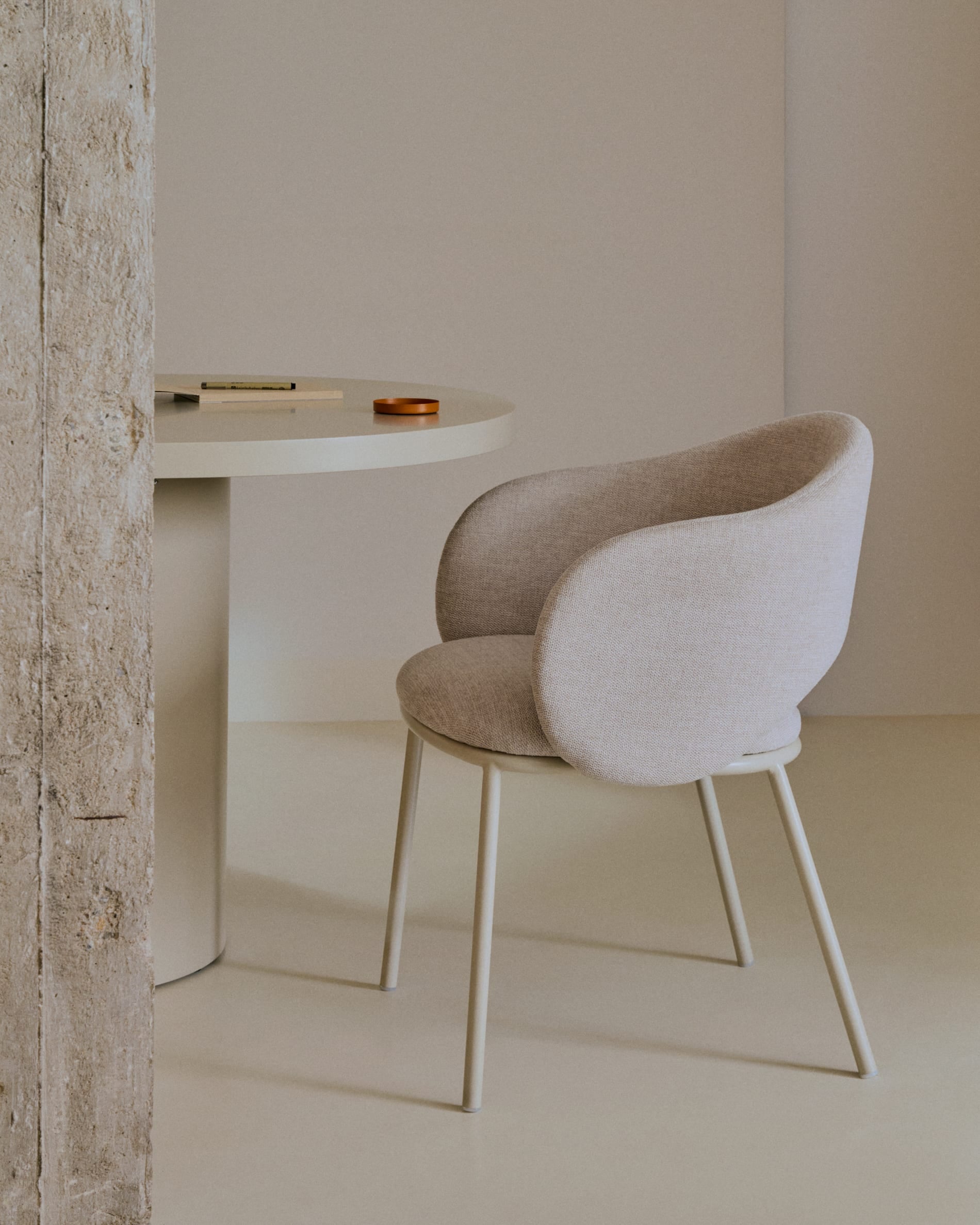 Moderner Tisch Nealy aus lackiertem MDF, eierschalfarben, 240x100 cm, stilvolles Design, perfekt für zeitgemäße Wohnräume.