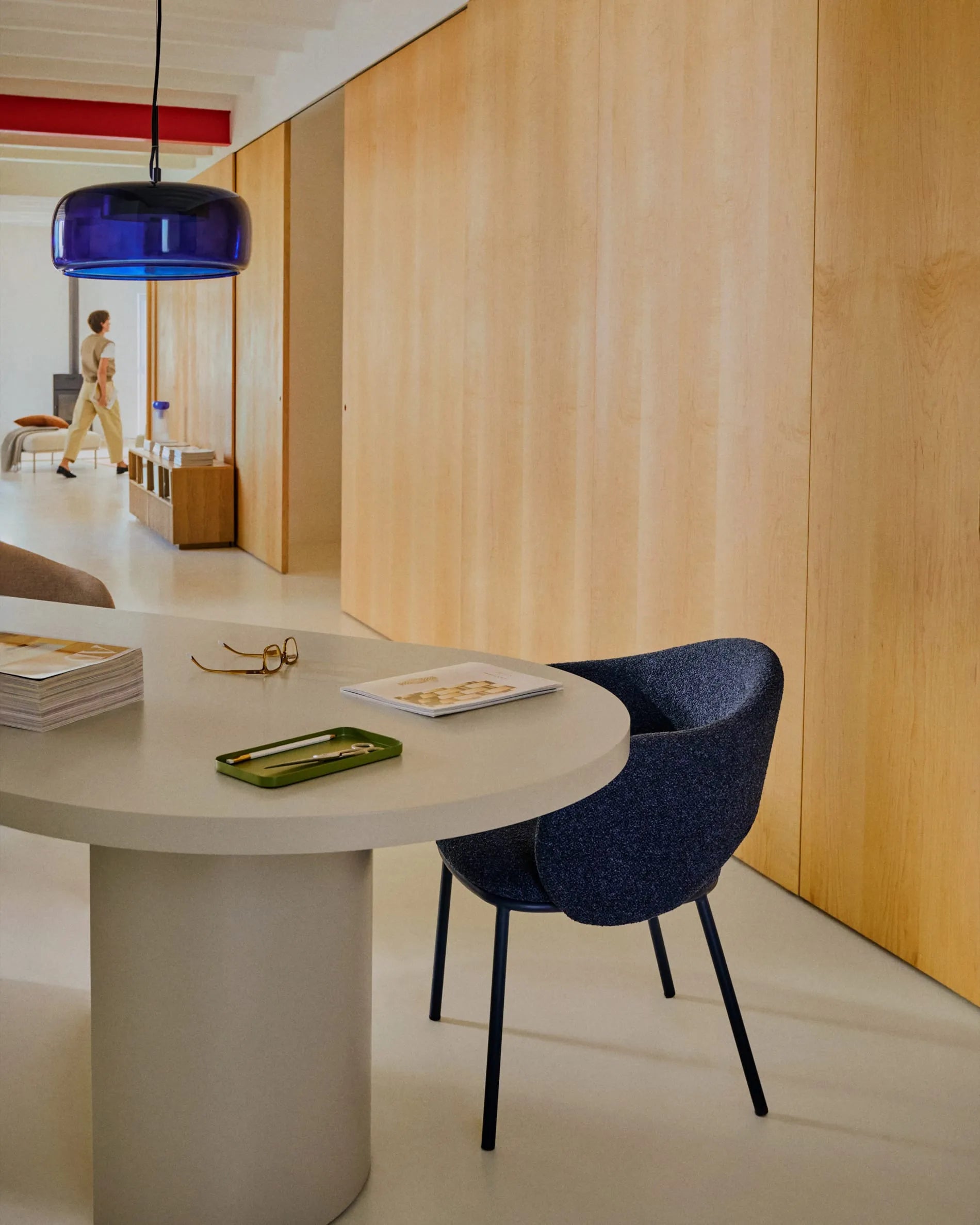Der Tisch Nealy von Kave Home: Elegantes Design in Eierschale, 240x100 cm, aus robustem MDF, flexibel und zeitlos.
