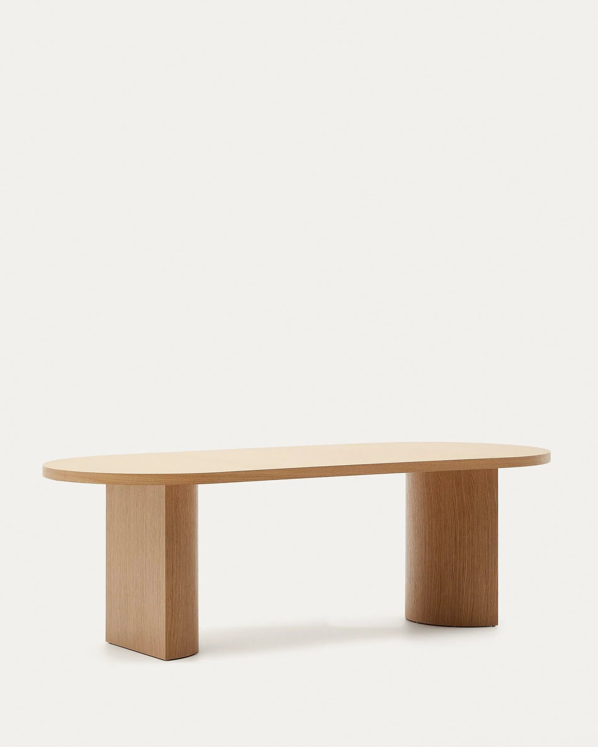 Der Nealy Tisch von Kave Home: Eleganz trifft Funktionalität. Eichenfurnier mit natürlichem Finish, 240x100 cm, ideal für gesellige Runden.