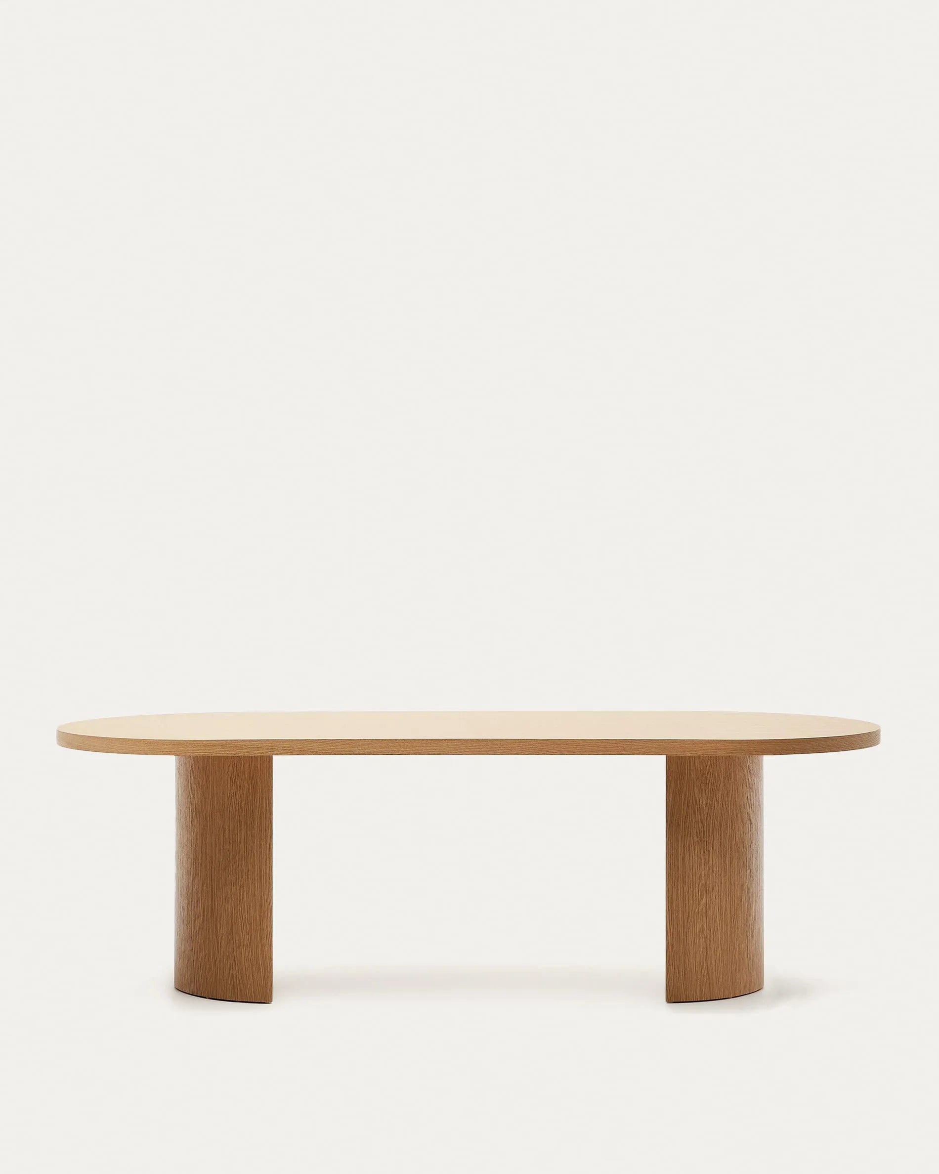 Der Nealy Tisch von Kave Home: Eleganz trifft Funktionalität. Eichenfurnier mit natürlichem Finish, 240x100 cm, ideal für gesellige Runden.