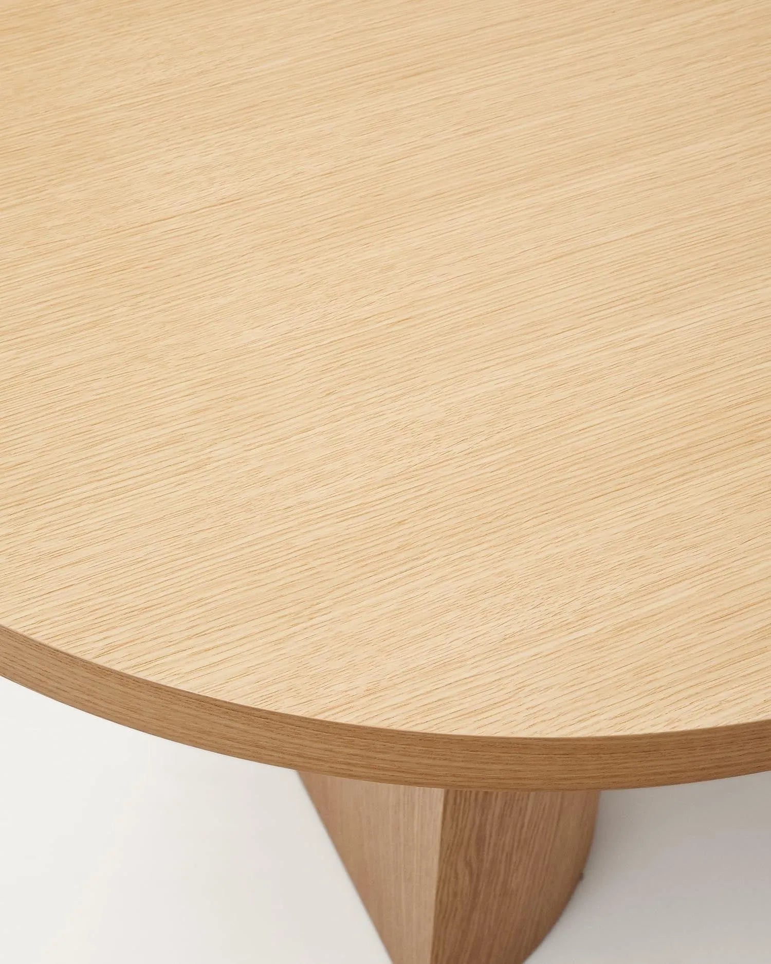 Der Nealy Tisch von Kave Home: Eleganz trifft Funktionalität. Eichenfurnier mit natürlichem Finish, 240x100 cm, ideal für gesellige Runden.