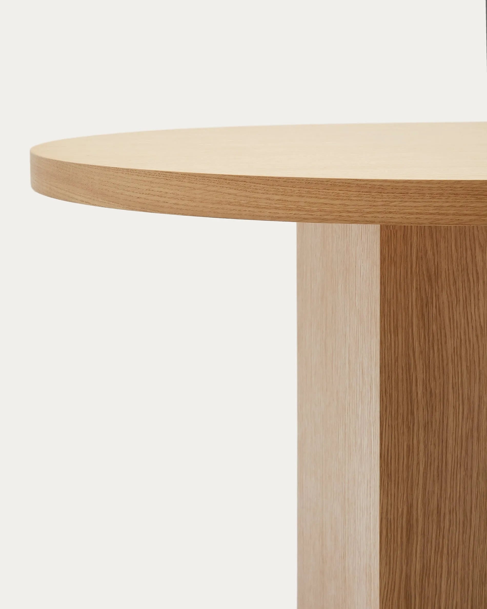 Der Nealy Tisch von Kave Home: Eleganz trifft Funktionalität. Eichenfurnier mit natürlichem Finish, 240x100 cm, ideal für gesellige Runden.