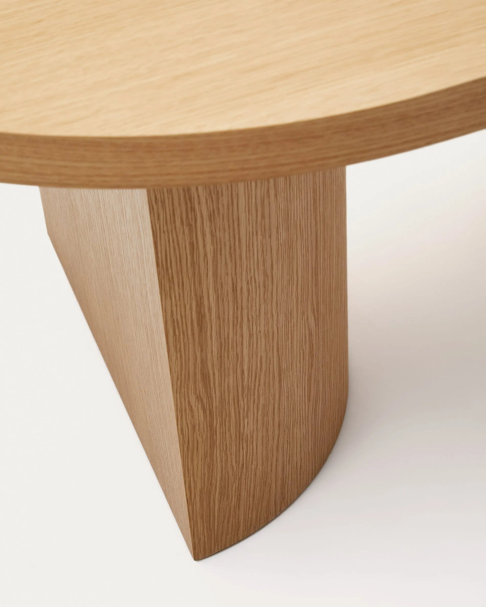Der Nealy Tisch von Kave Home: Eleganz trifft Funktionalität. Eichenfurnier mit natürlichem Finish, 240x100 cm, ideal für gesellige Runden.