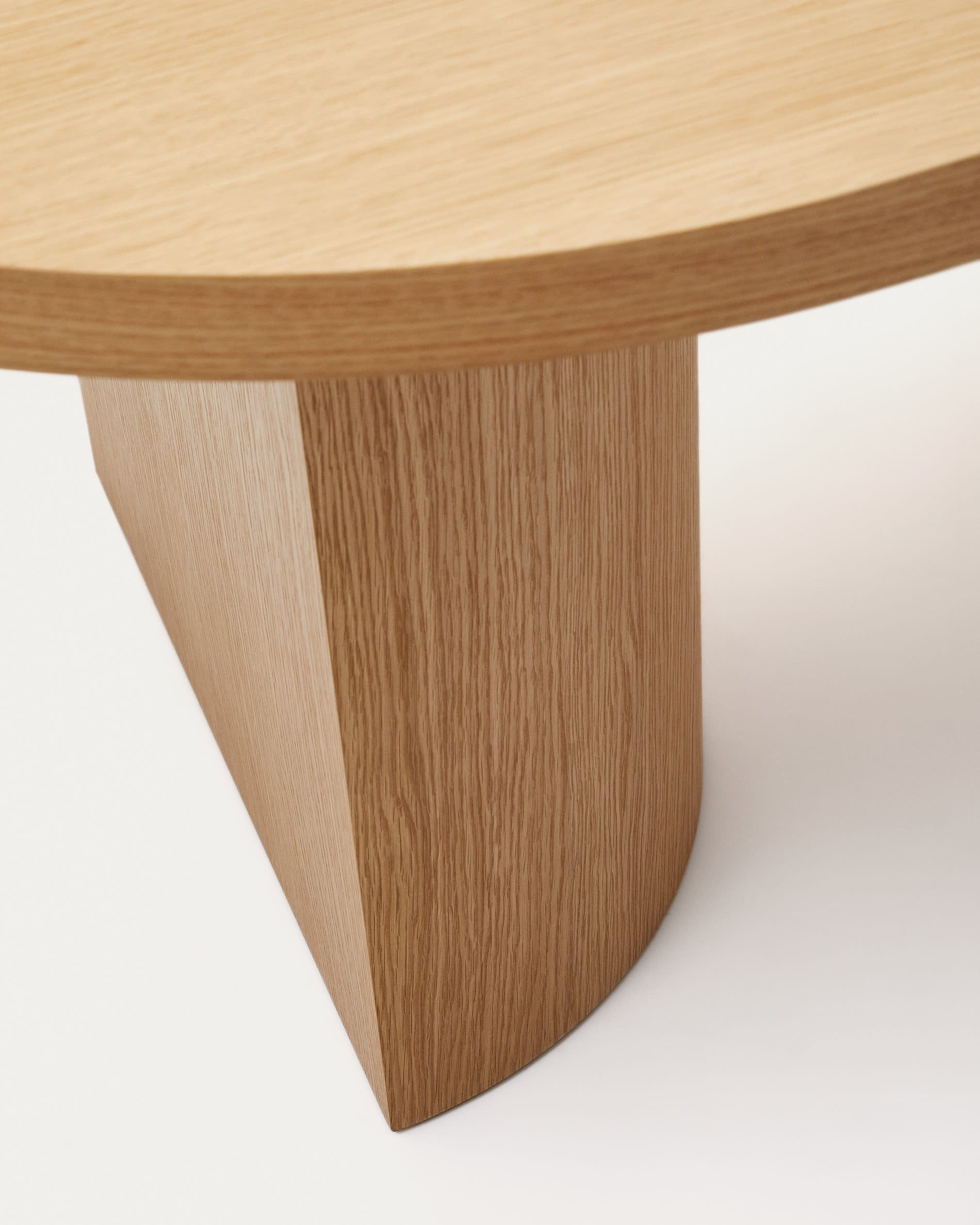 Eleganter Nealy Tisch aus Eichenfurnier, 240x100 cm, naturfarben. Ideal für moderne Wohnräume und stilvolle Einrichtung.