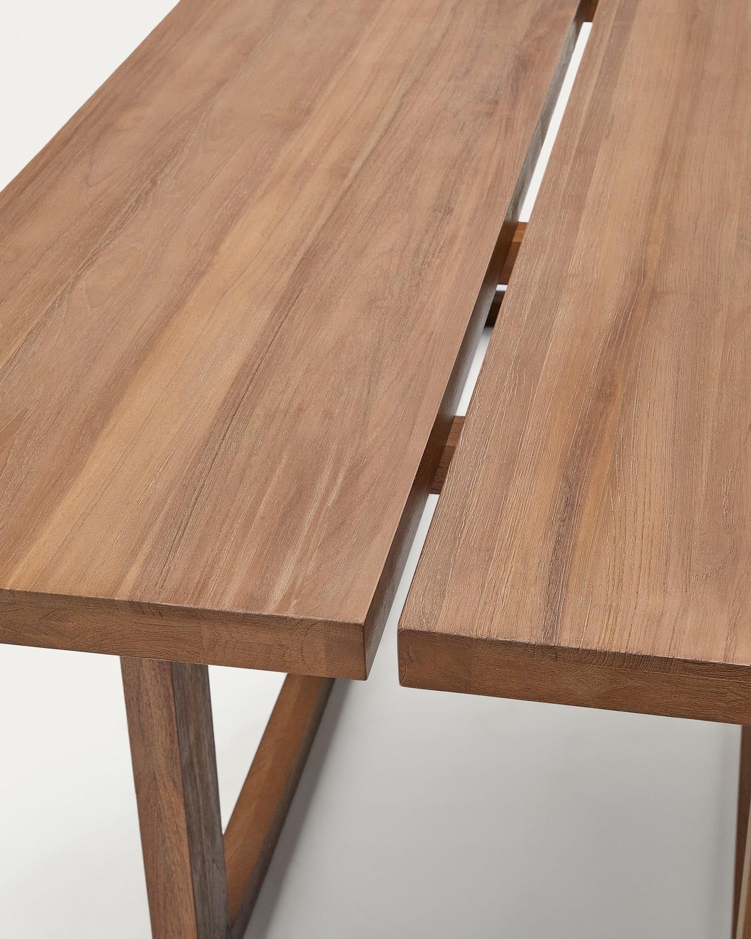 Der Sashi Tisch aus robustem Teakholz (220 x 100 cm) bietet elegantes Design und hohe Funktionalität für Ihr Esszimmer. Perfekt für gesellige Runden!