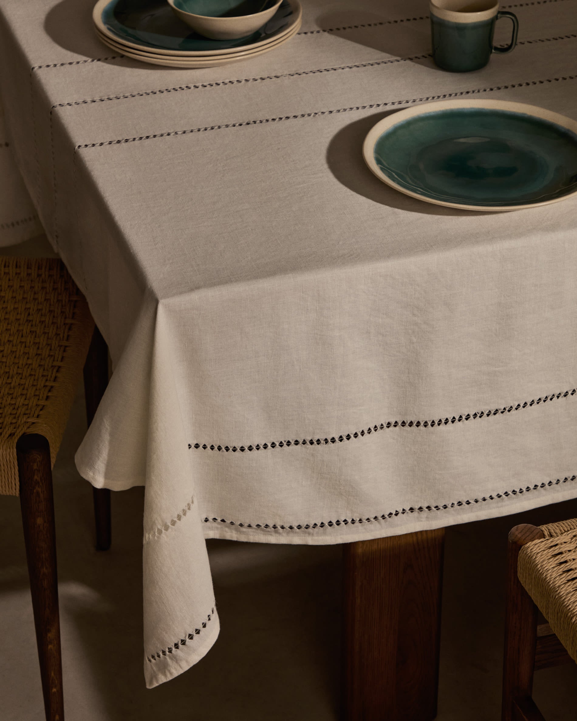 Der Sashi Tisch aus massivem Teakholz (220 x 100 cm) vereint Eleganz und Funktionalität, ideal für gesellige Esszimmermomente.