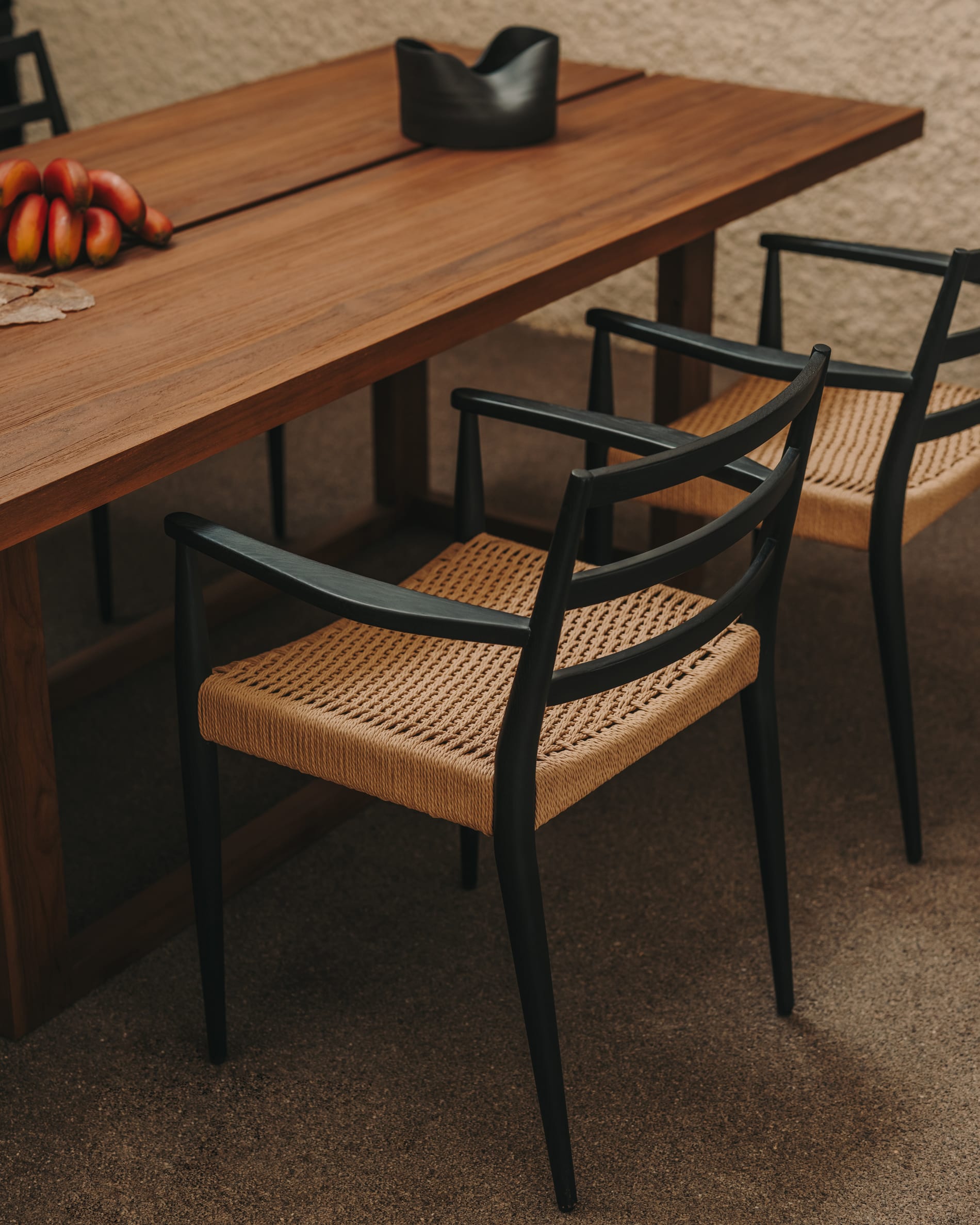 Der Sashi Tisch aus Teakholz (220x100 cm) von Kave Home besticht durch sein elegantes Design und hochwertige Verarbeitung.