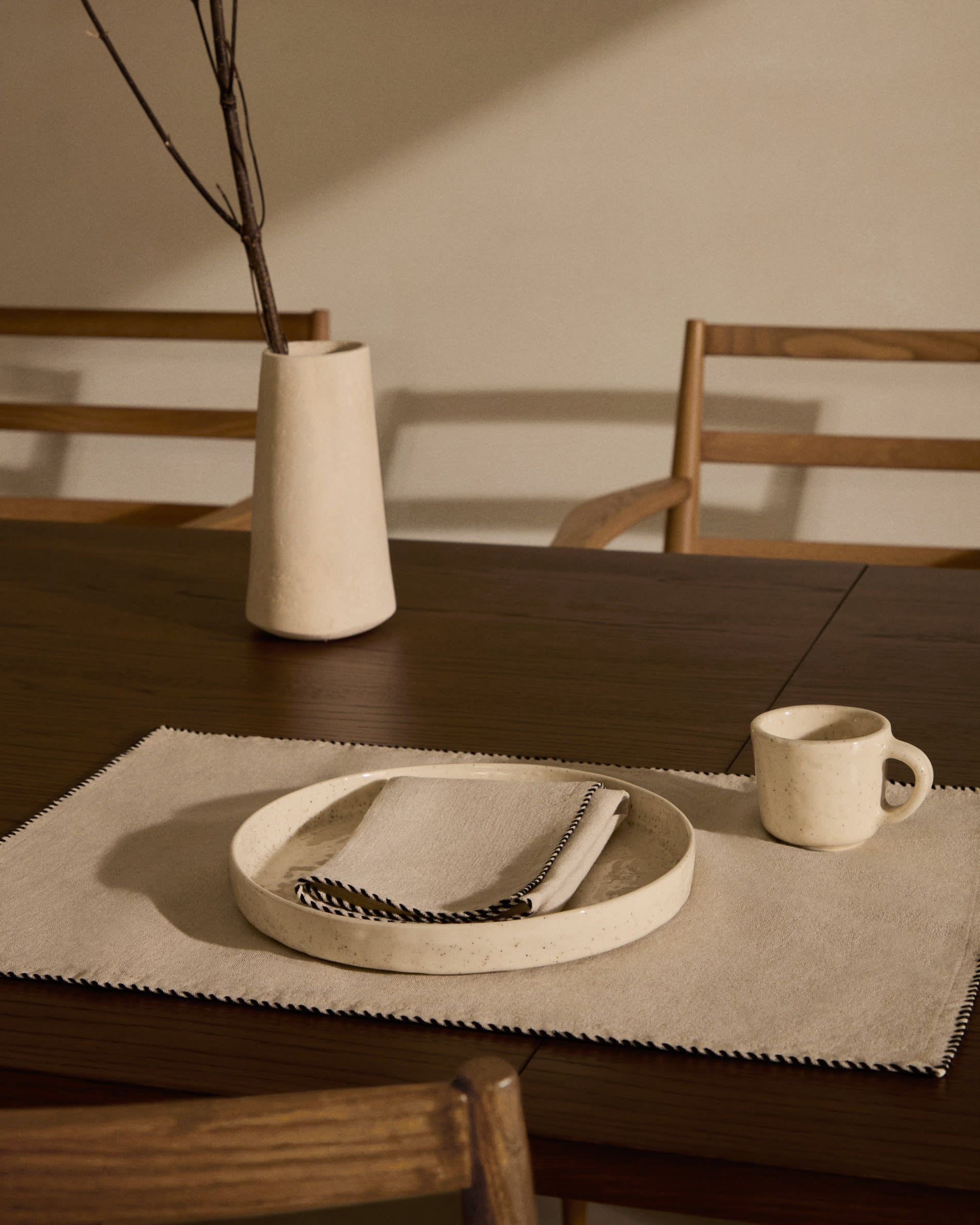 Der Sashi Tisch aus massivem Teakholz (220x100 cm) von Kave Home bietet zeitlose Eleganz und robuste Qualität für Ihr Zuhause.