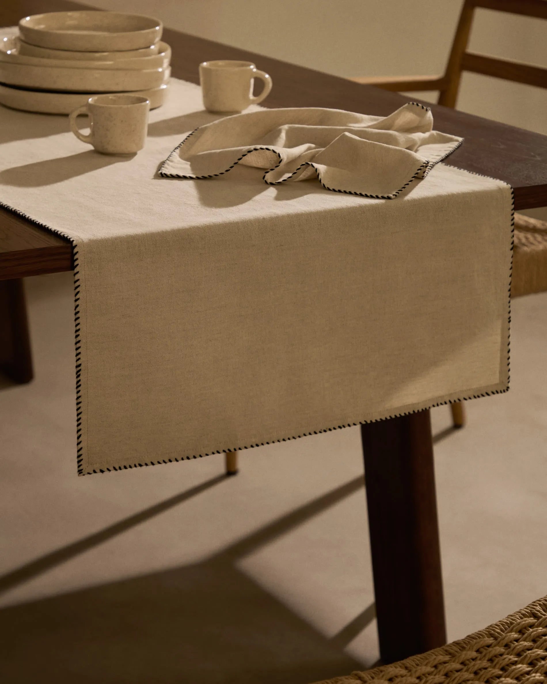 Der Sashi Tisch aus Teakholz (220x100 cm) von Kave Home vereint stilvolles Design mit langlebiger Qualität für Ihr Wohnambiente.