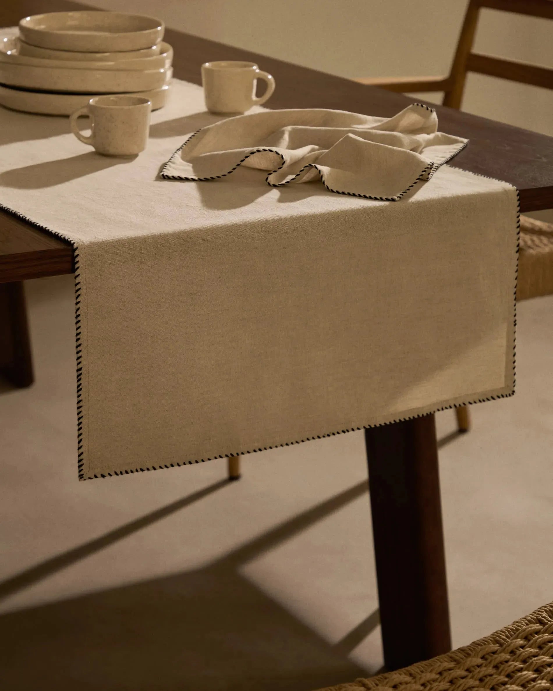 Der Sashi Tisch aus massivem Teakholz (220x100 cm) von Kave Home bietet zeitlose Eleganz und robuste Qualität für Ihr Zuhause.