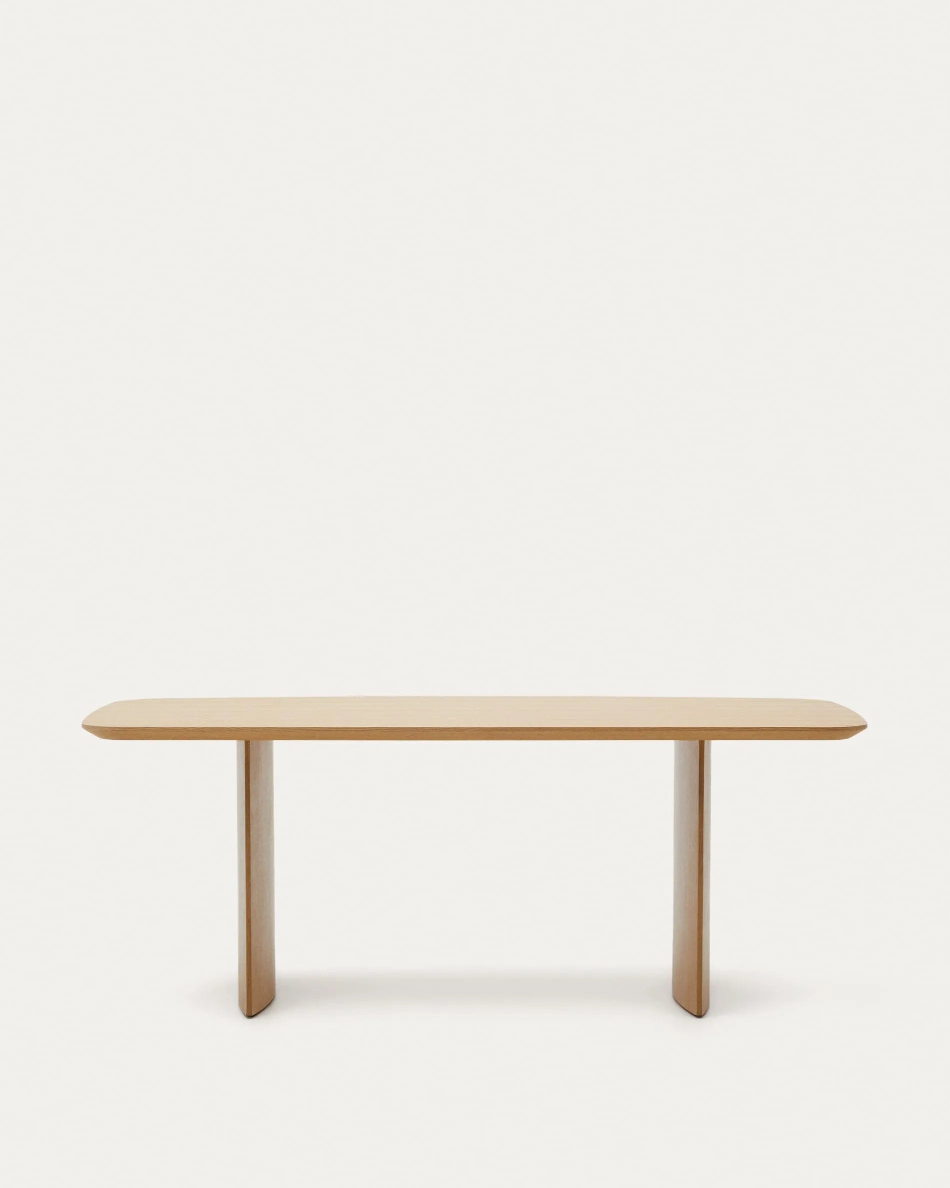 Eleganter Litto Tisch aus Eichenfurnier, 200x100 cm, vereint Stil und Funktionalität für gesellige Runden und zeitlose Eleganz.