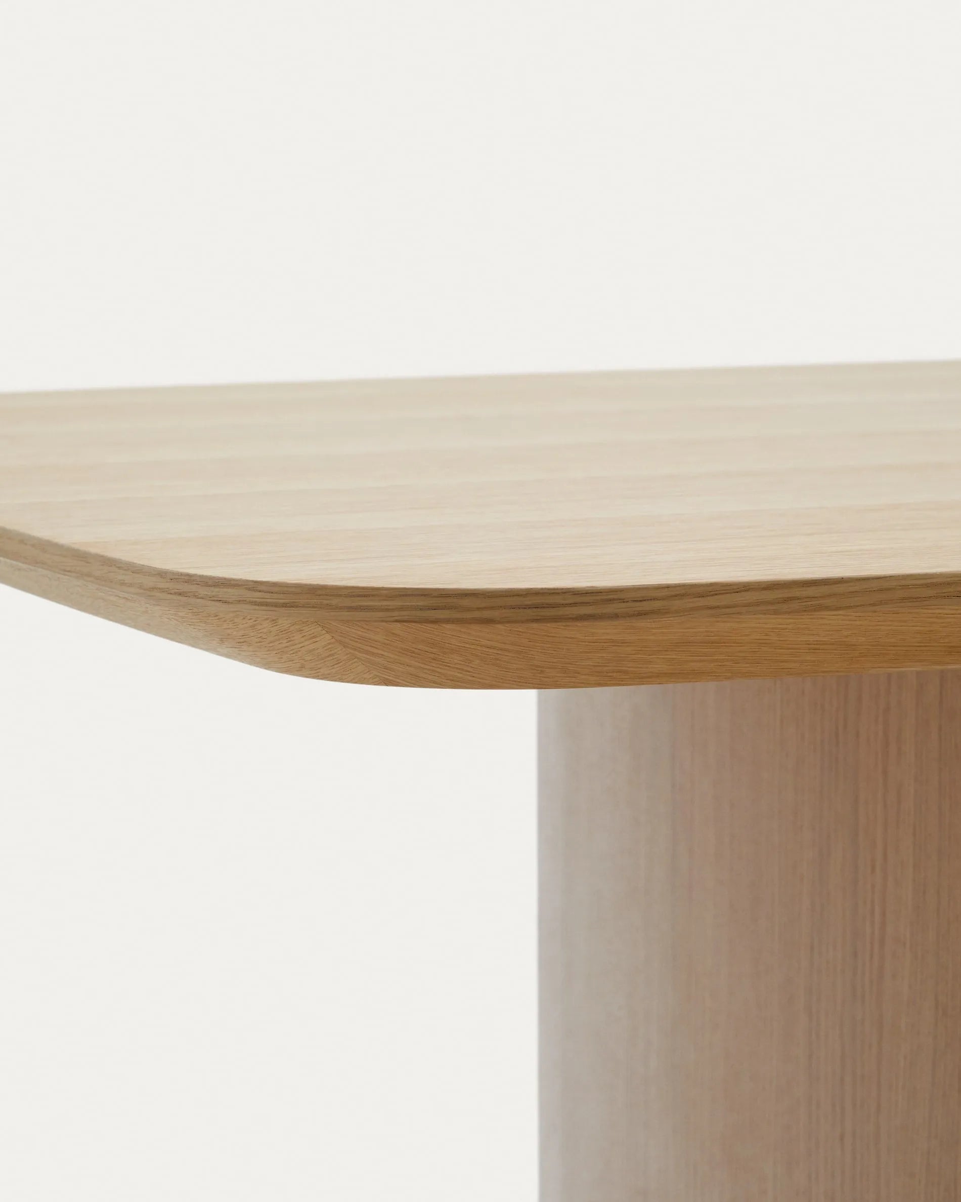 Eleganter Litto Tisch aus Eichenfurnier, 200x100 cm, vereint Stil und Funktionalität für gesellige Runden und zeitlose Eleganz.