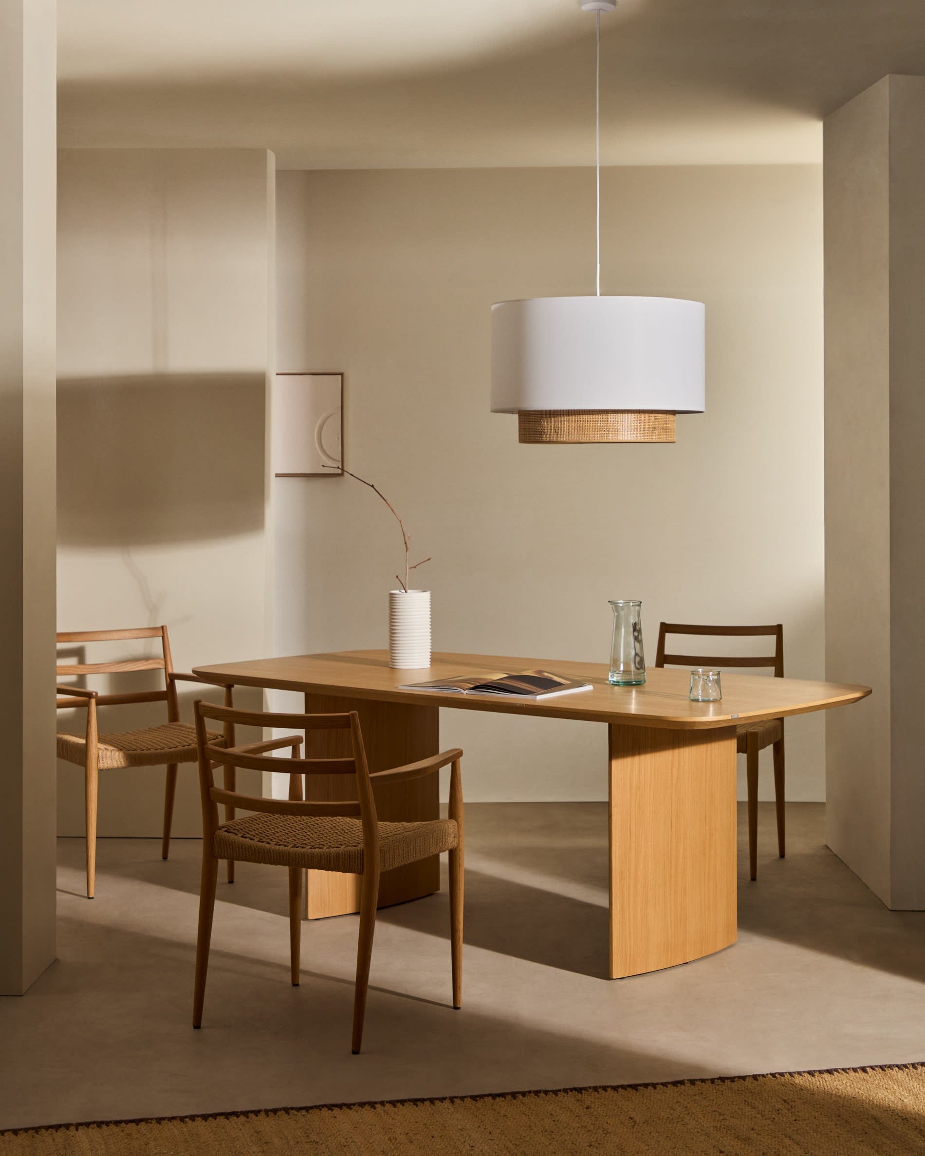 Der Litto Tisch aus Eichenfurnier (200x100 cm) von Kave Home bietet modernes Design und natürliche Eleganz für Ihr Zuhause.
