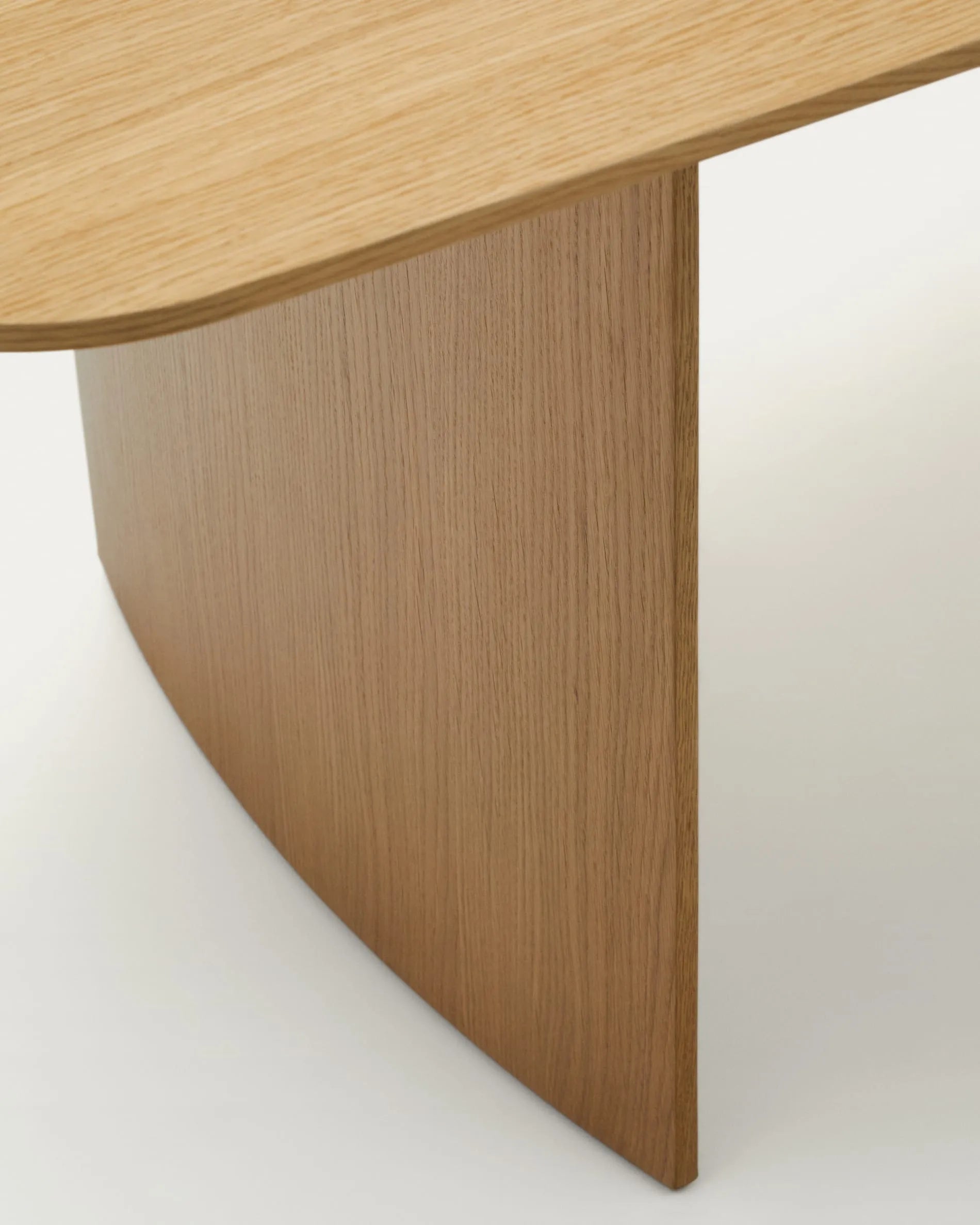 Eleganter Litto Tisch aus Eichenfurnier, 240x100 cm, vereint Stil und Funktionalität für gesellige Runden.