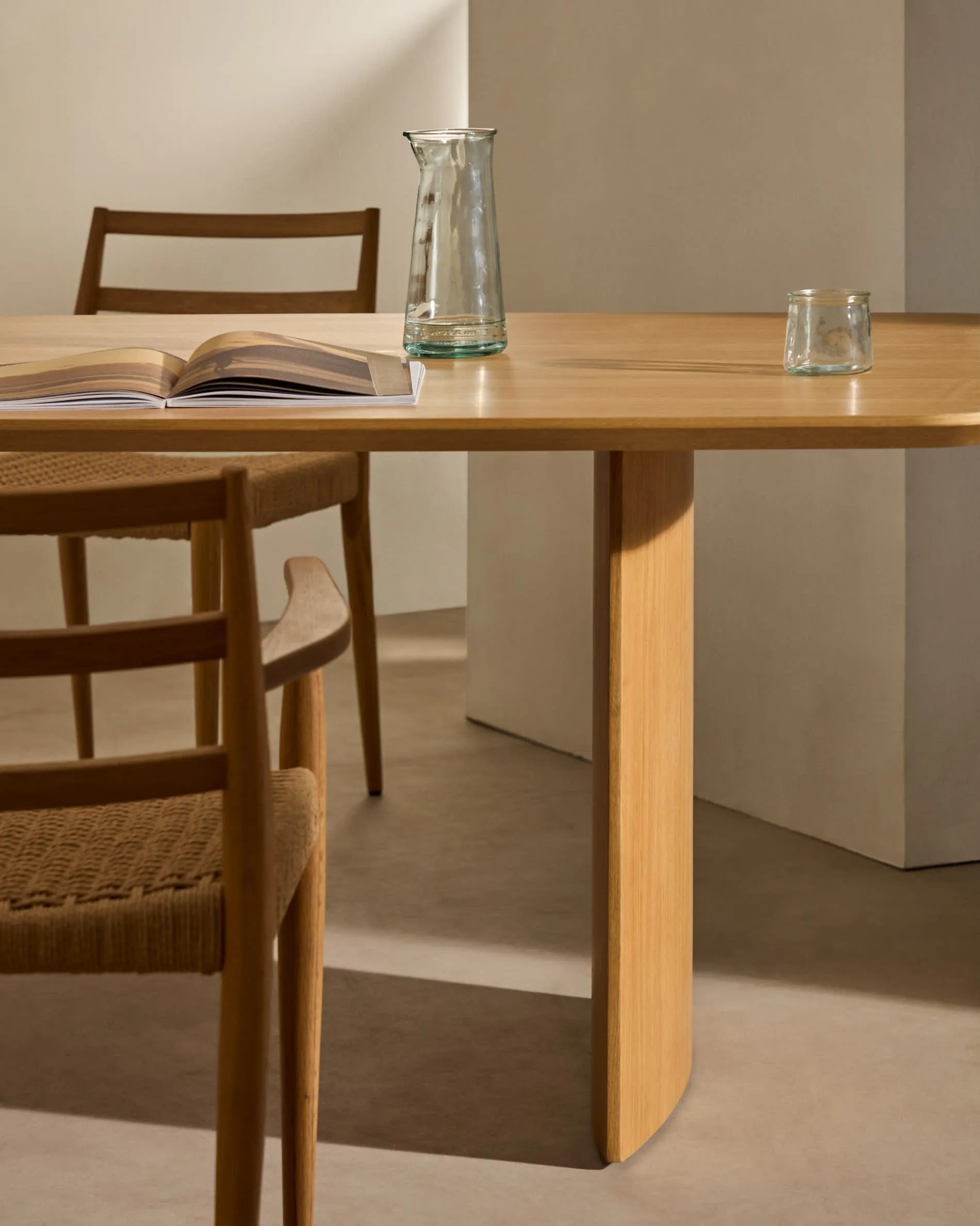 Eleganter Litto Tisch aus Eichenfurnier, 240x100 cm, vereint Stil und Funktionalität für gesellige Runden.