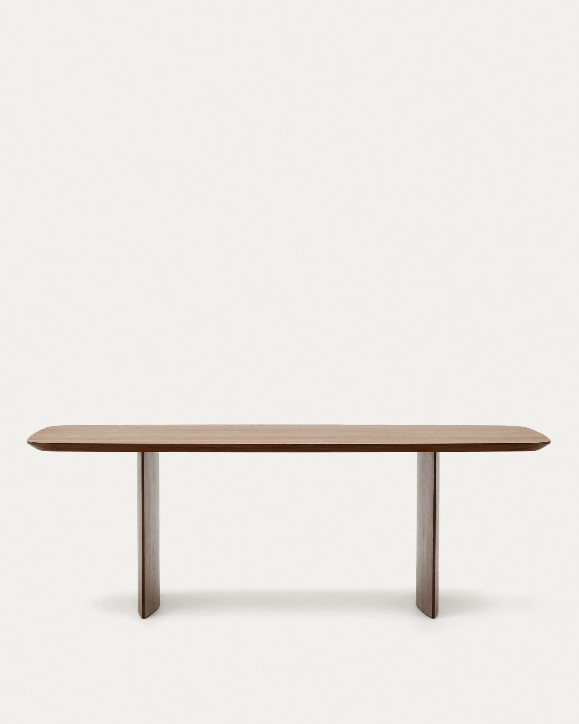 Eleganter Litto Tisch aus Walnussfurnier, 240x100 cm, vereint minimalistisches Design mit natürlicher Wärme und Langlebigkeit.