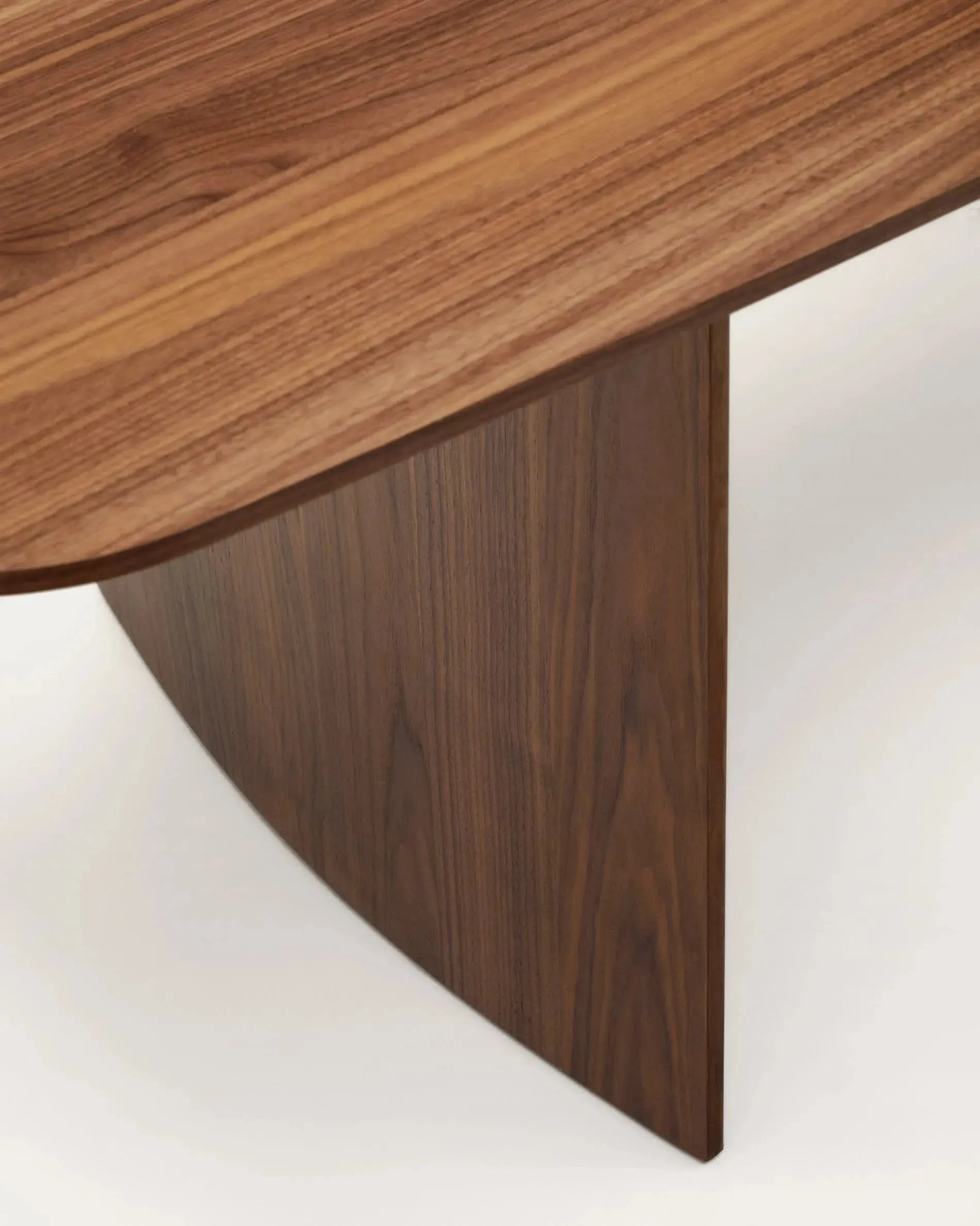 Eleganter Litto Tisch aus Walnussfurnier, 240x100 cm, vereint minimalistisches Design mit natürlicher Wärme und Langlebigkeit.