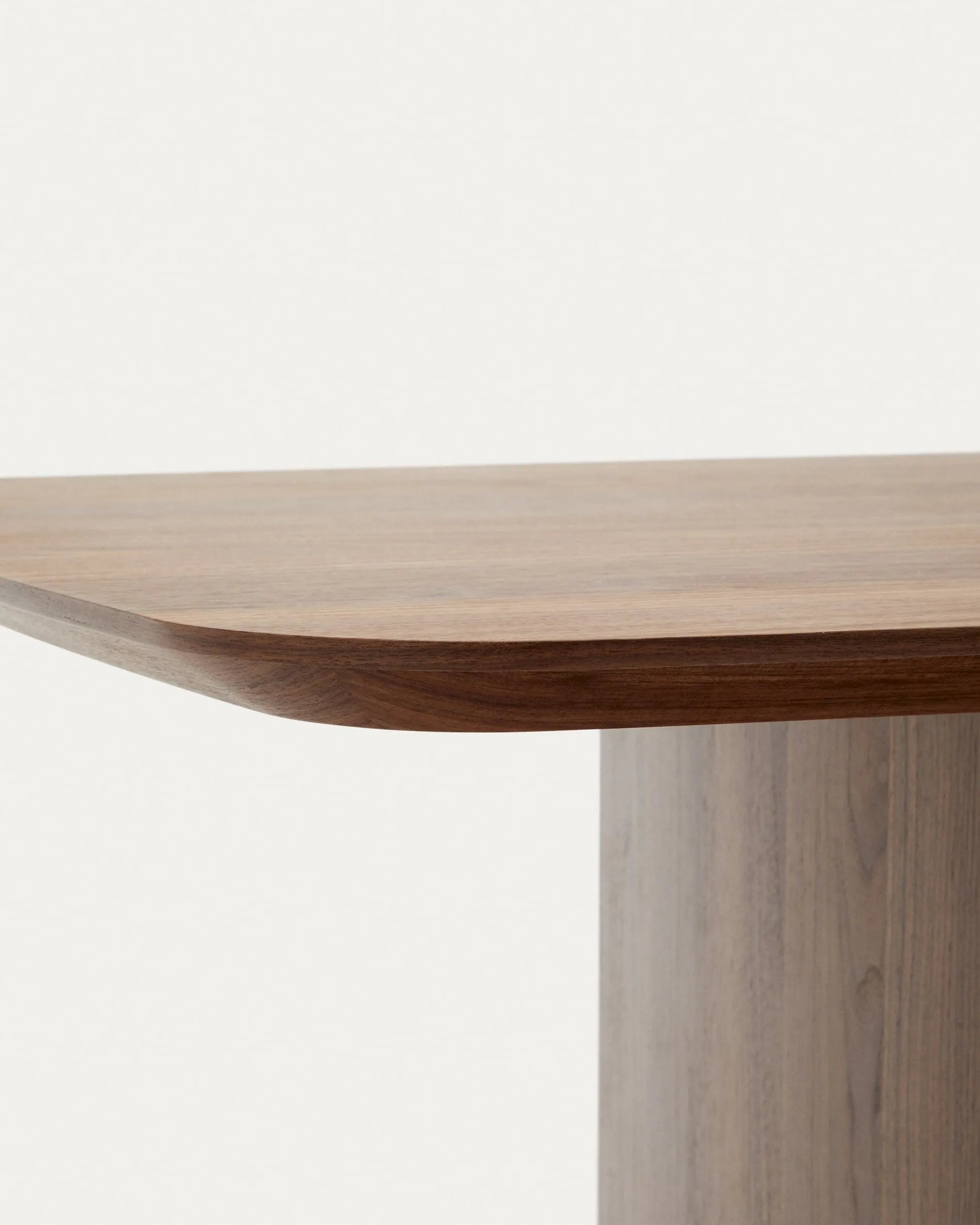 Eleganter Litto Tisch aus Walnussfurnier, 240x100 cm, vereint minimalistisches Design mit natürlicher Wärme und Langlebigkeit.