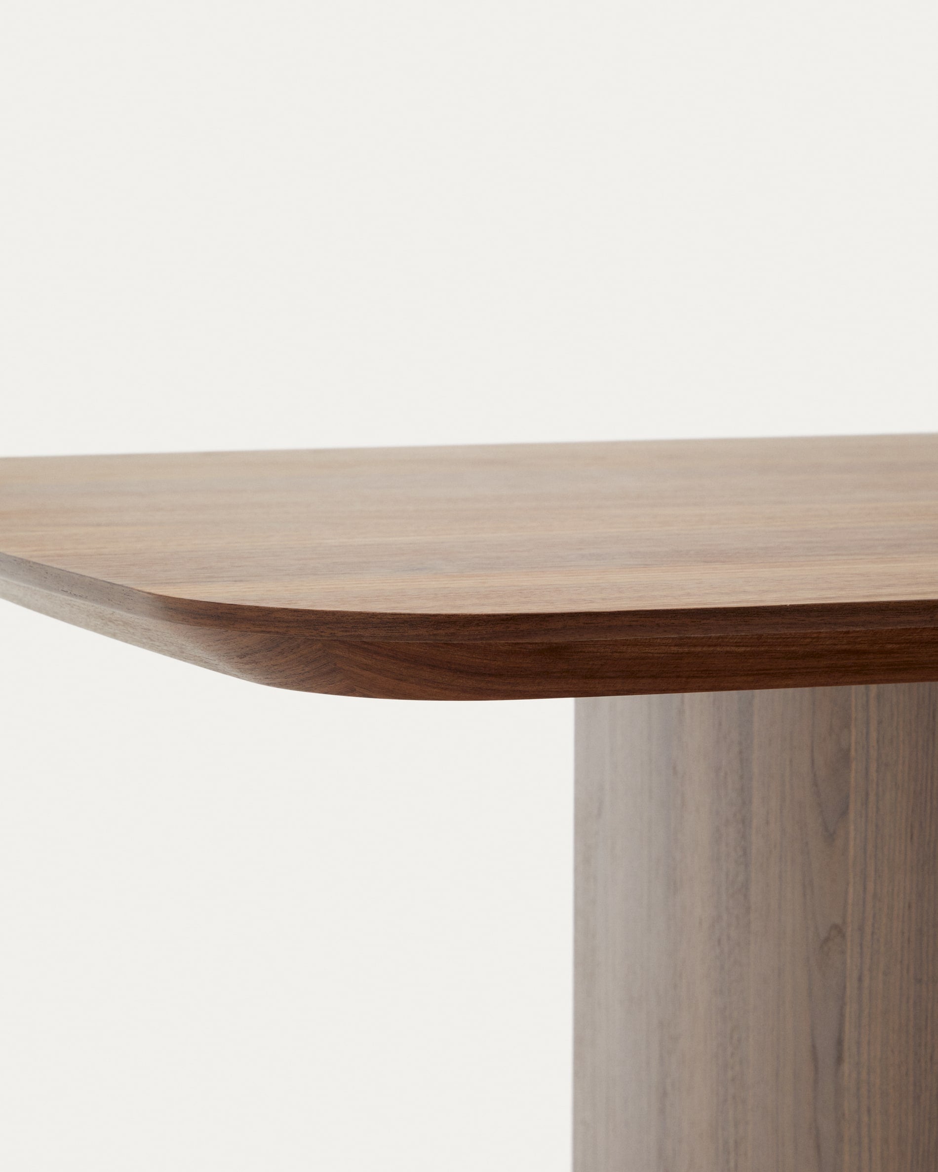 Eleganter Litto Tisch aus Walnussfurnier, 240 x 100 cm, von Kave Home. Perfekt für stilvolle Esszimmer oder Arbeitsbereiche.