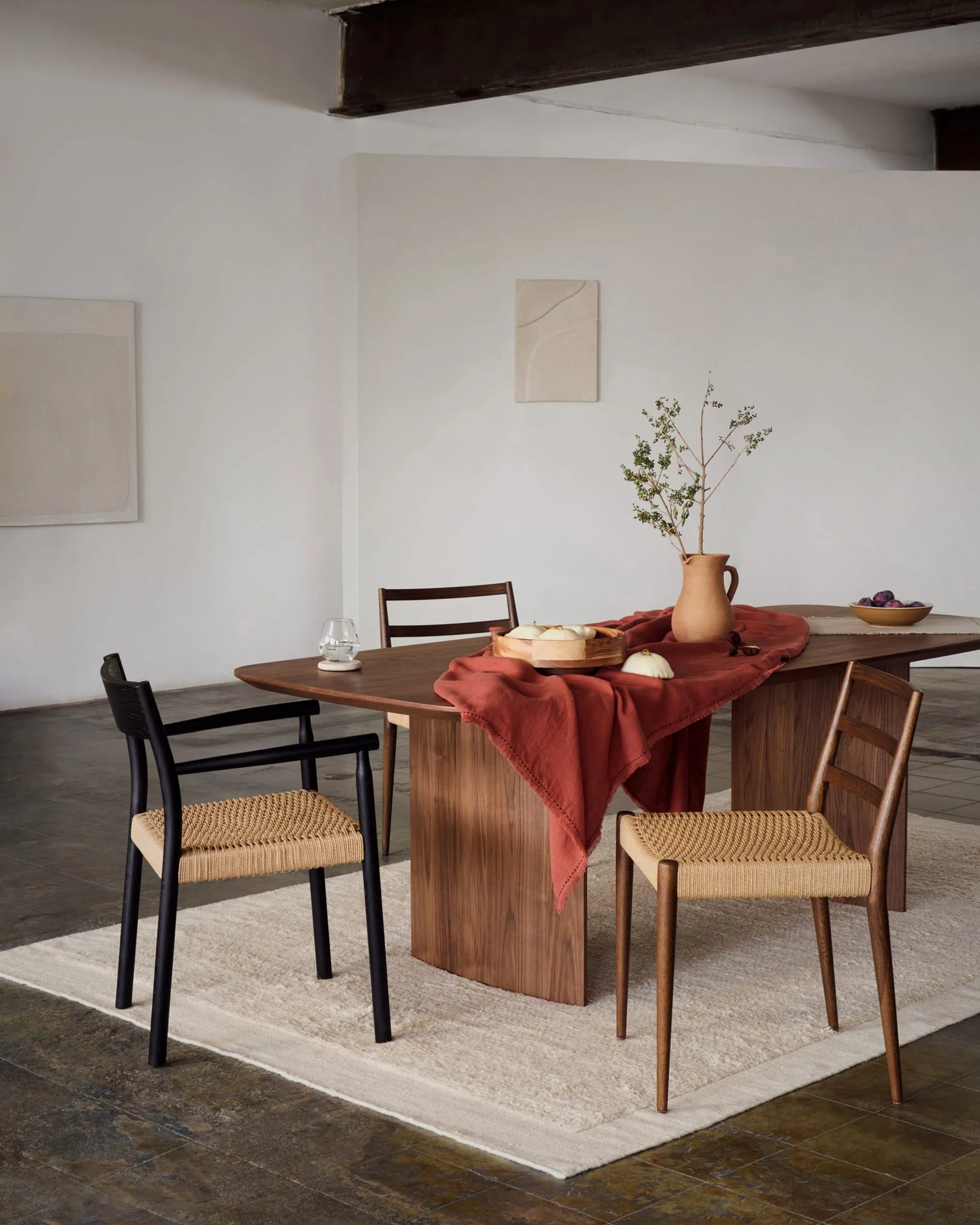 Eleganter Litto Tisch aus Walnussfurnier, 240x100 cm, vereint minimalistisches Design mit natürlicher Wärme und Langlebigkeit.