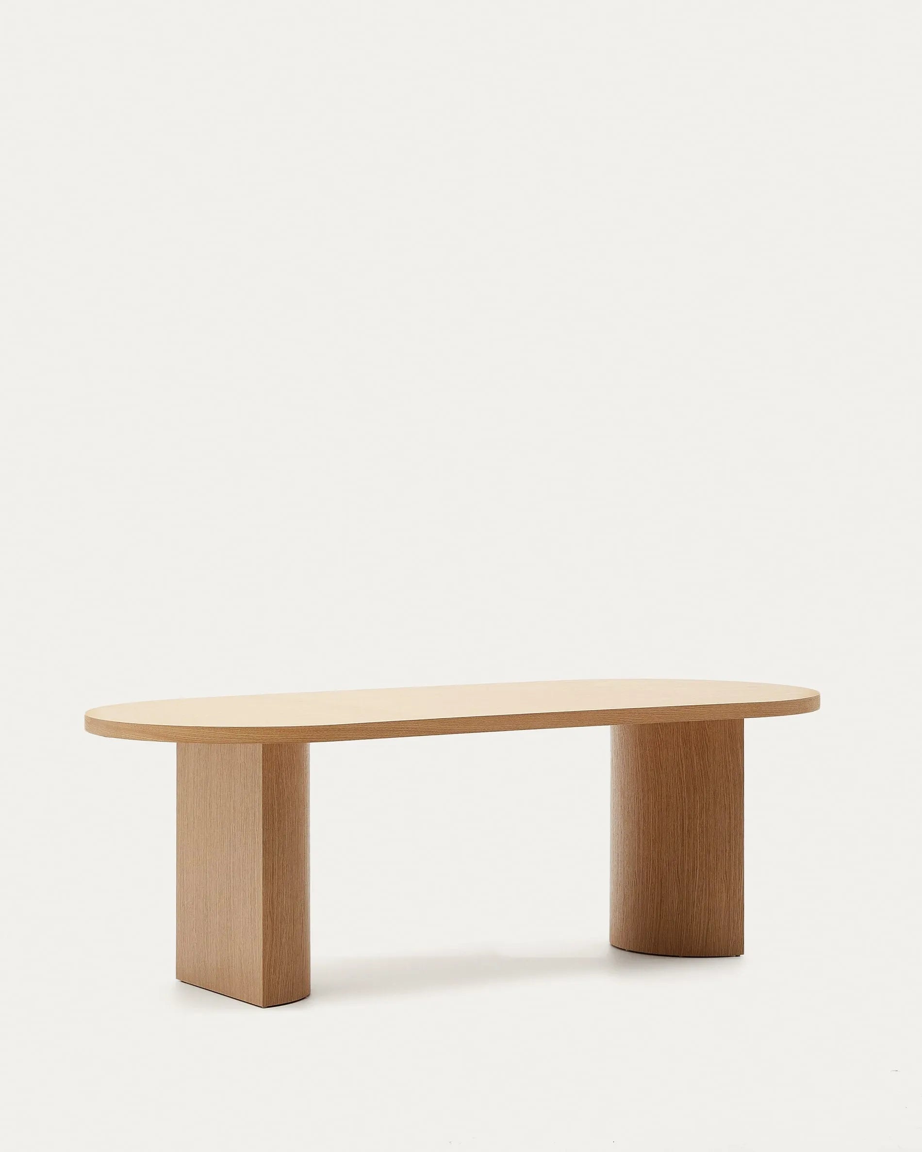 Eleganter Nealy Tisch aus Eichenfurnier, 200x100 cm, mit natürlichem Finish. Ideal für moderne und geschmackvolle Einrichtungen.