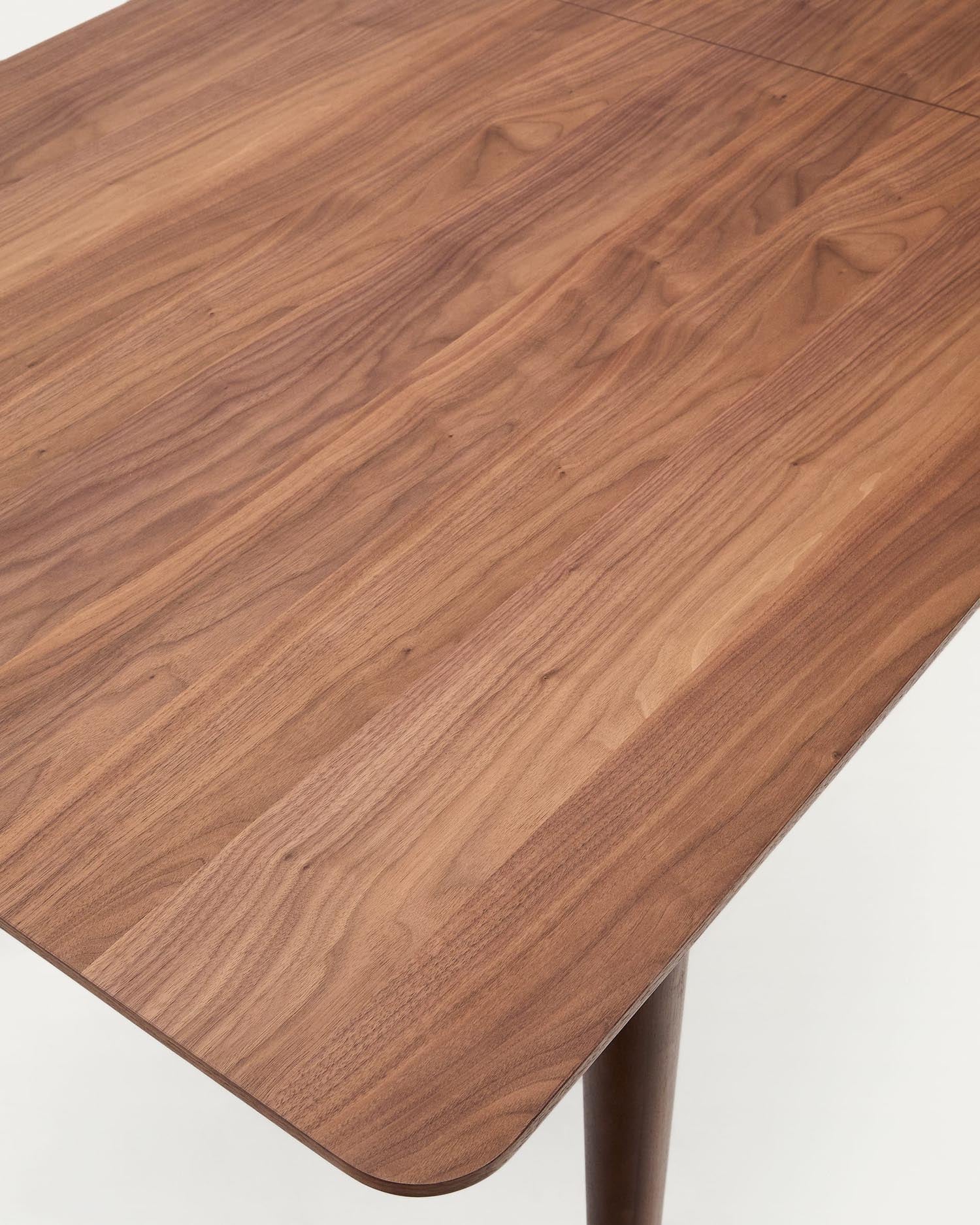 Eleganter, ausziehbarer Tisch aus massivem Nussbaumholz, 200-260 cm, vereint Funktionalität und Nachhaltigkeit für Ihr Zuhause.