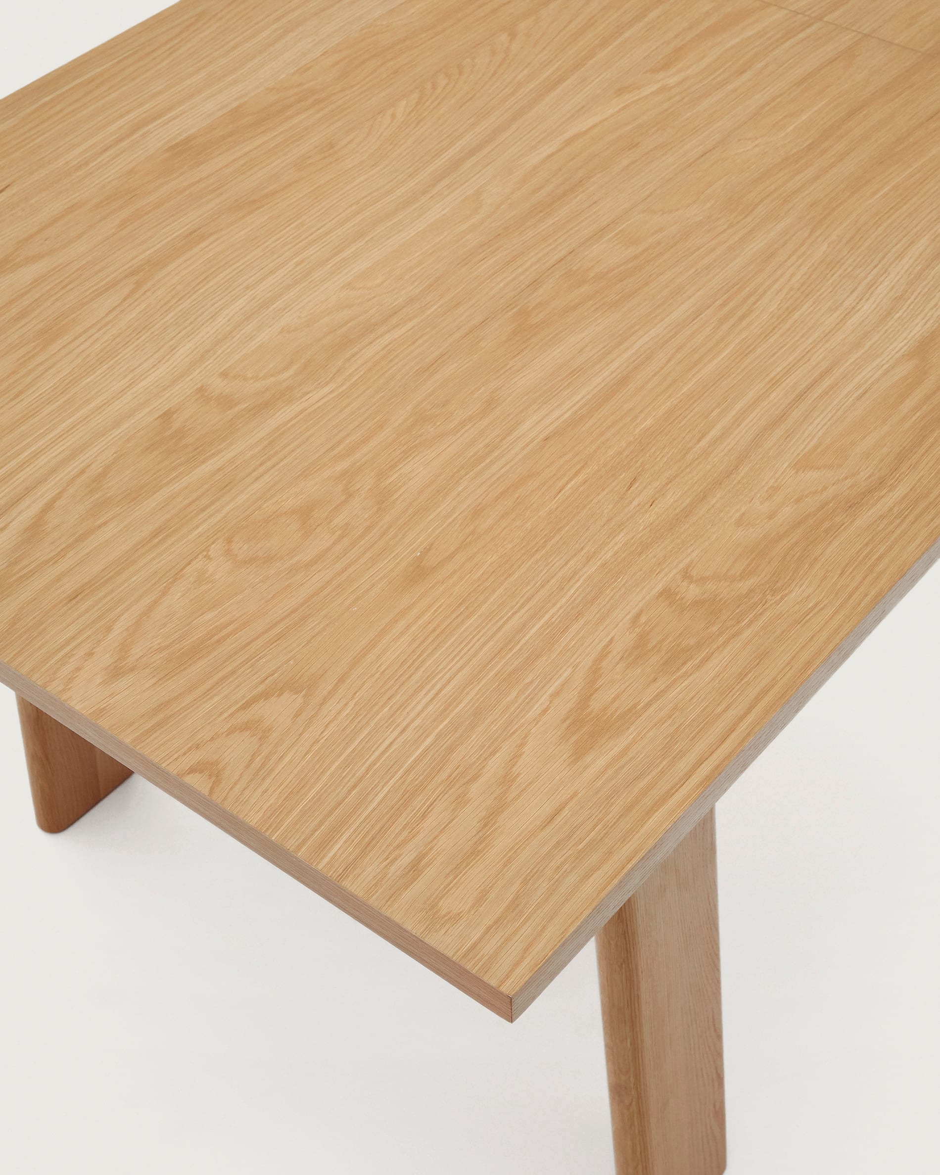 Eleganter Arlen Ausziehtisch aus massiver Eiche und Furnier, naturfarben, erweiterbar von 200 auf 250 cm – perfekt für gesellige Anlässe.