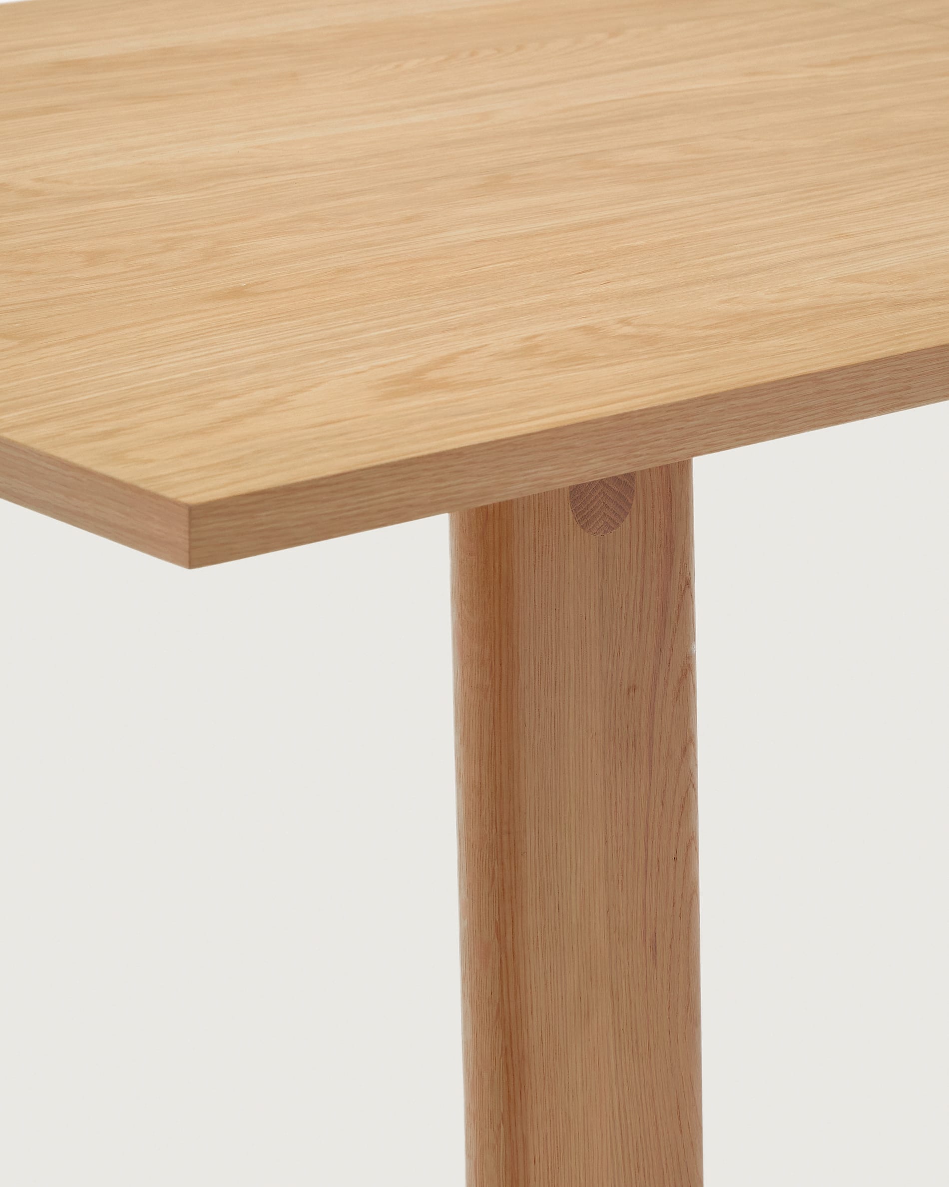 Stilvoller Arlen Ausziehtisch aus hochwertiger Eiche, naturfarbenes Finish, flexibel erweiterbar von 200 auf 250 cm – ideal für jede Gelegenheit.