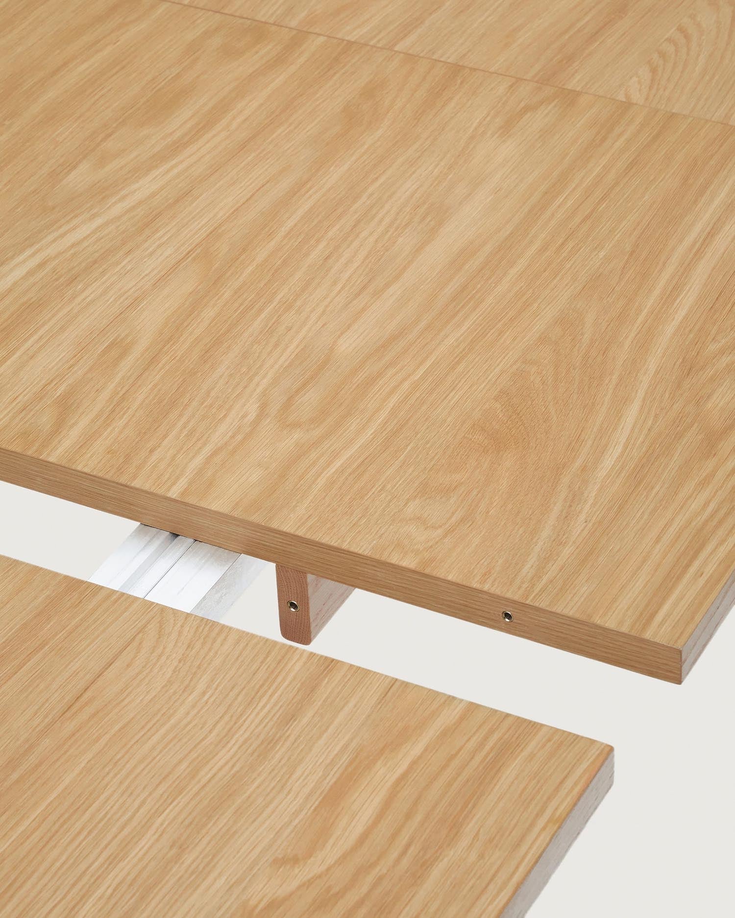 Eleganter Arlen Ausziehtisch aus massivem Eichenholz und Furnier, naturfarben, erweiterbar von 200 auf 250 cm – perfekt für gesellige Anlässe.