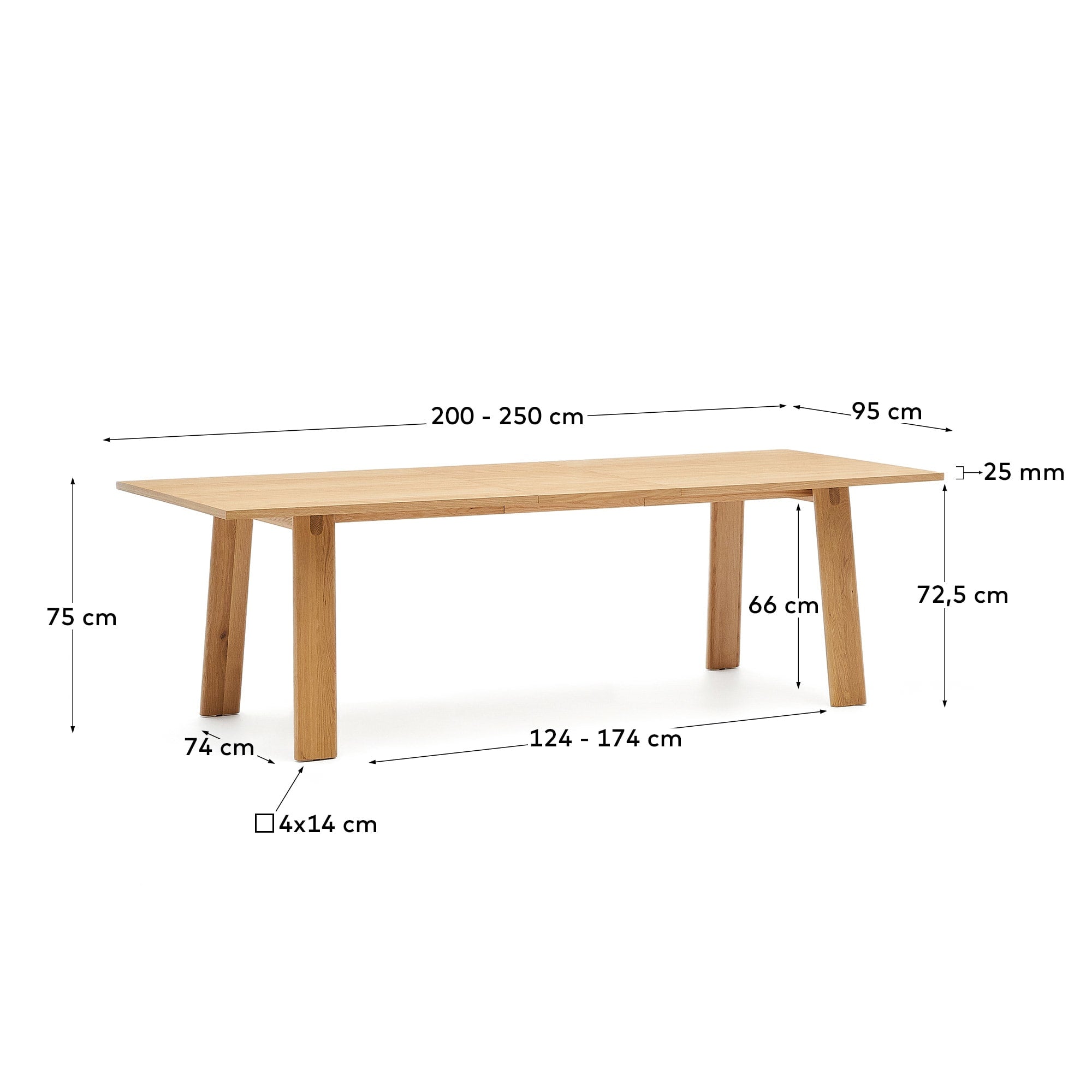 Der elegante Arlen Ausziehtisch von Kave Home aus massiver Eiche und Furnier, mit warmem Naturfinish, vereint Stil und Funktionalität für jede Gelegenheit.