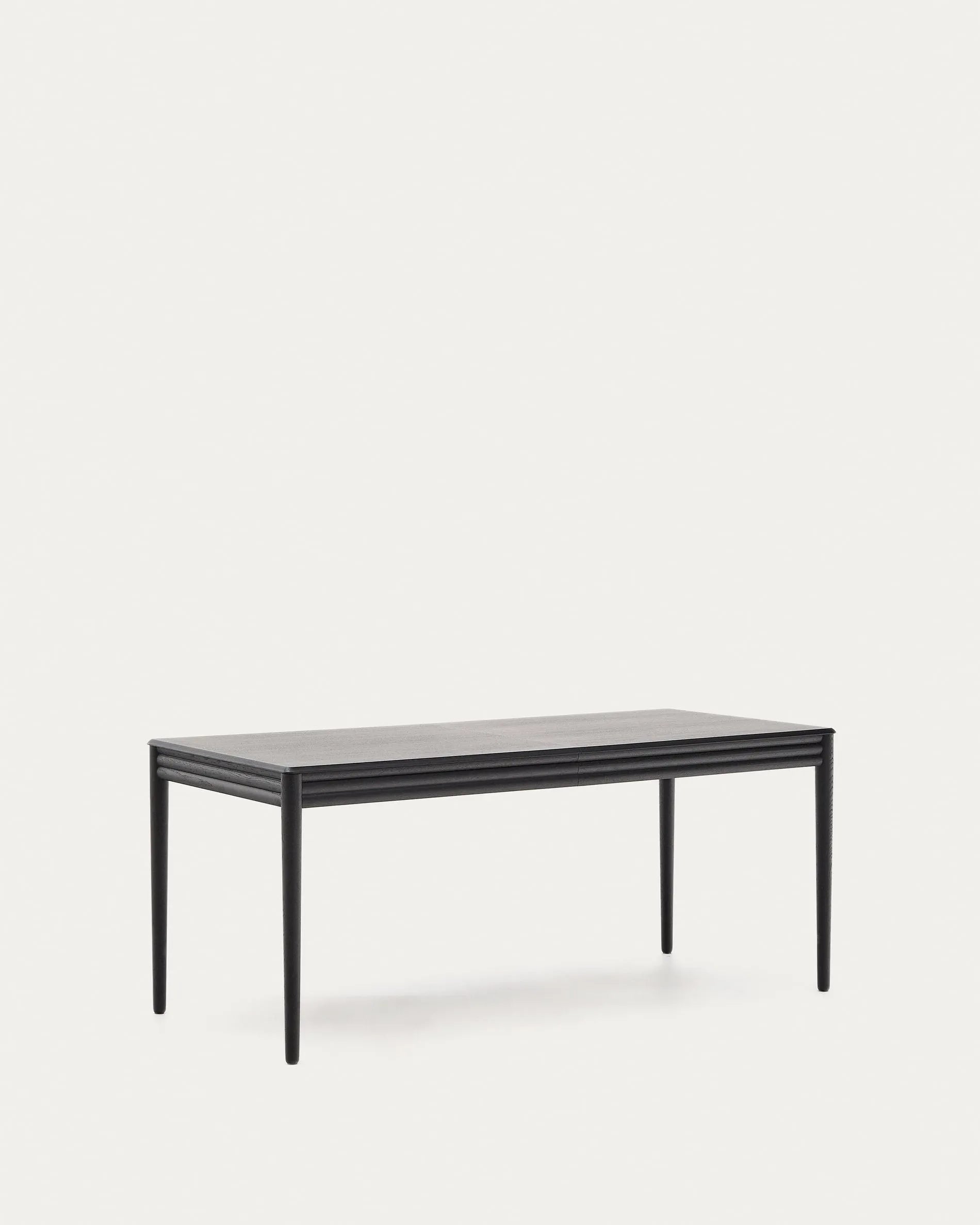 Eleganter Ausziehtisch aus schwarzem Eichenholz, erweiterbar von 160 auf 200 cm, FSC-zertifiziert, modern und nachhaltig.