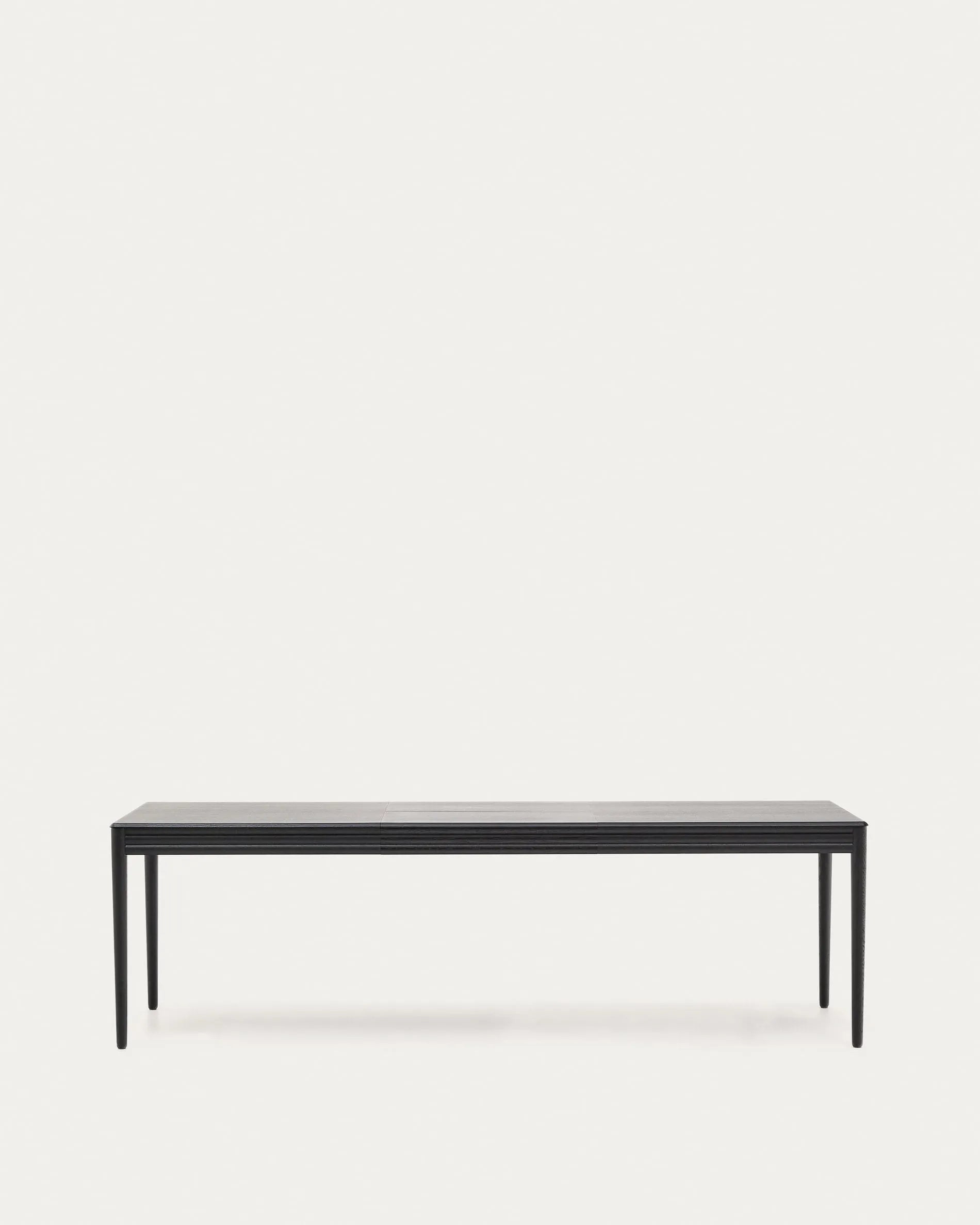 Eleganter Ausziehtisch aus schwarzem Eichenholz, erweiterbar von 160 auf 200 cm, FSC-zertifiziert, modern und nachhaltig.