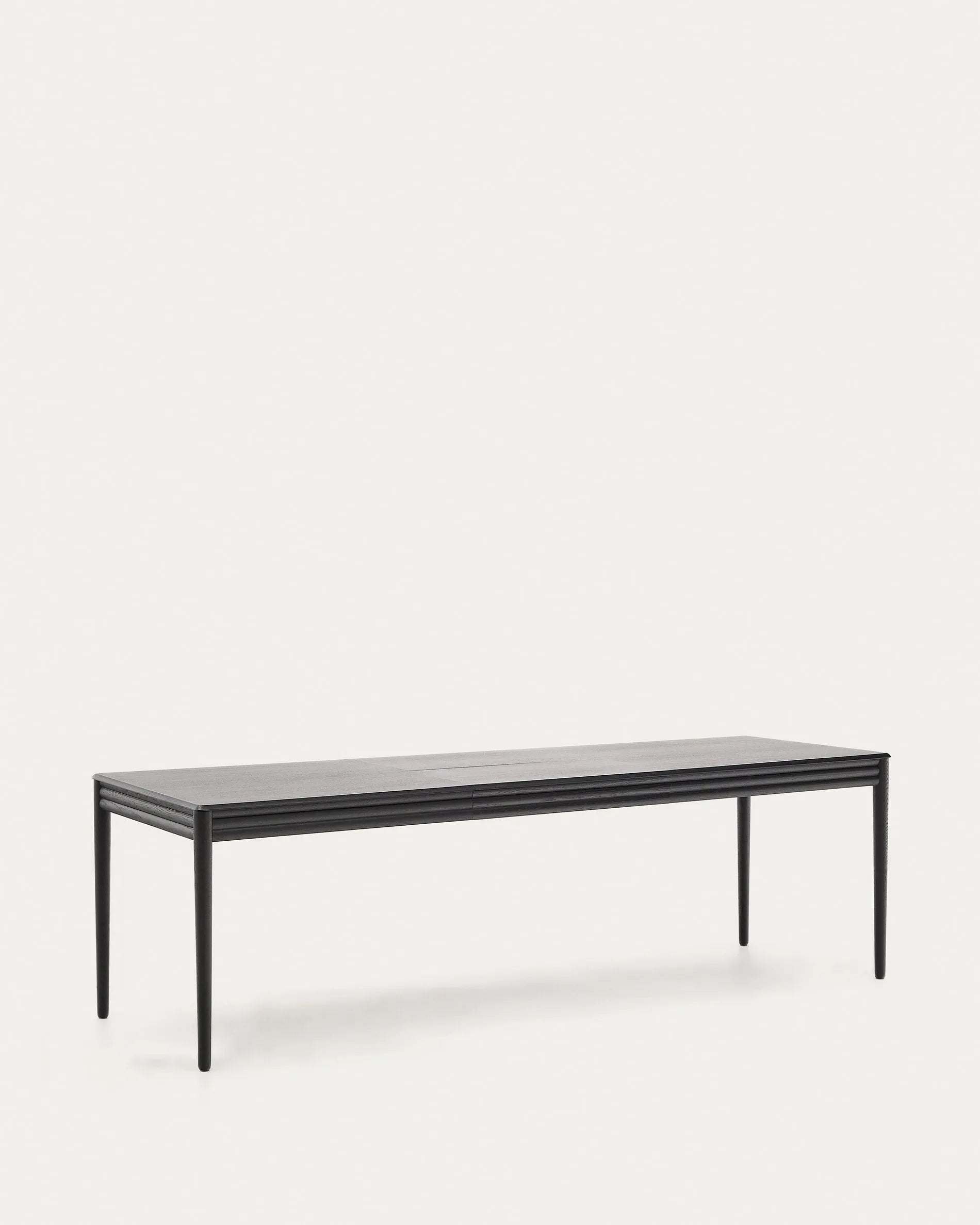 Eleganter Ausziehtisch aus schwarzem Eichenholz, erweiterbar von 160 auf 200 cm, FSC-zertifiziert, modern und nachhaltig.