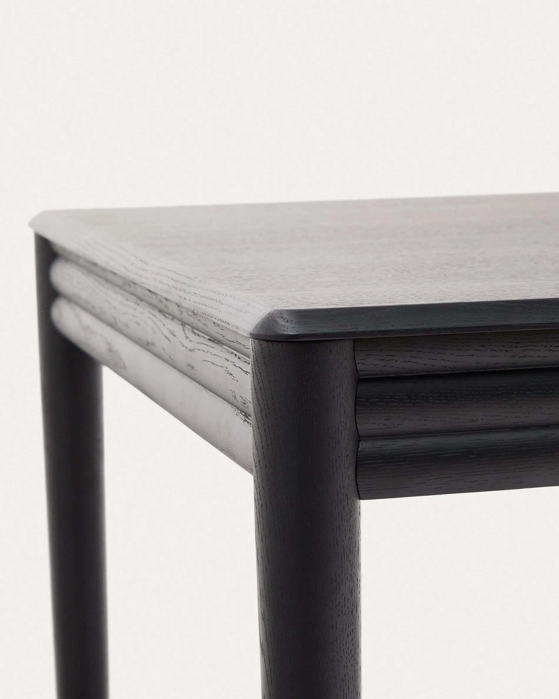 Eleganter Ausziehtisch aus schwarzem Eichenholz, erweiterbar von 160 auf 200 cm, FSC-zertifiziert, modern und nachhaltig.