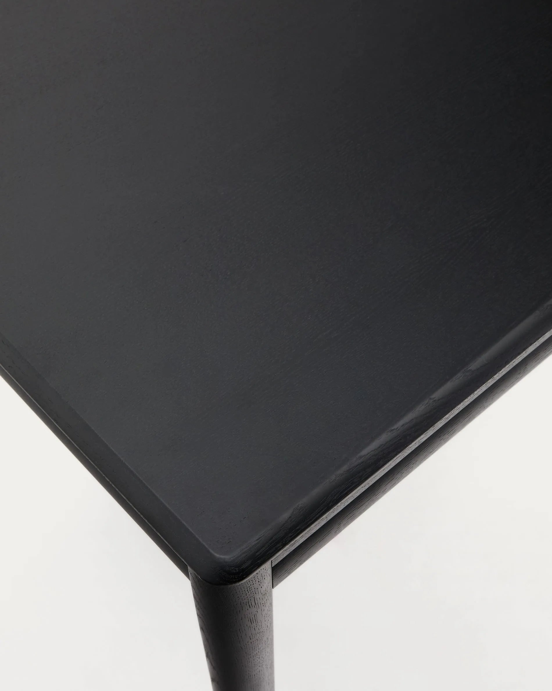 Eleganter Ausziehtisch aus schwarzem Eichenholz, erweiterbar von 160 auf 200 cm, FSC-zertifiziert, modern und nachhaltig.