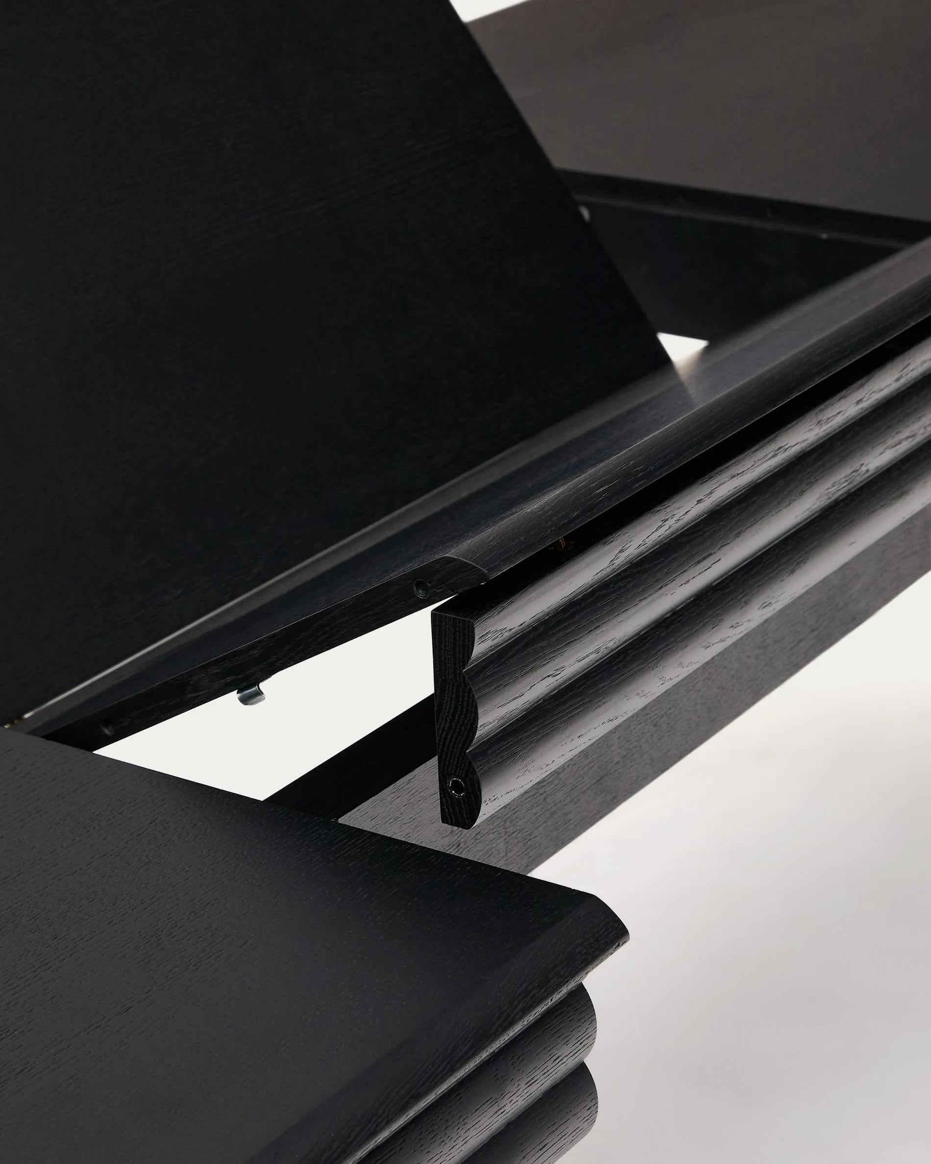 Eleganter Ausziehtisch aus schwarzem Eichenholz, erweiterbar von 160 auf 200 cm, FSC-zertifiziert, modern und nachhaltig.
