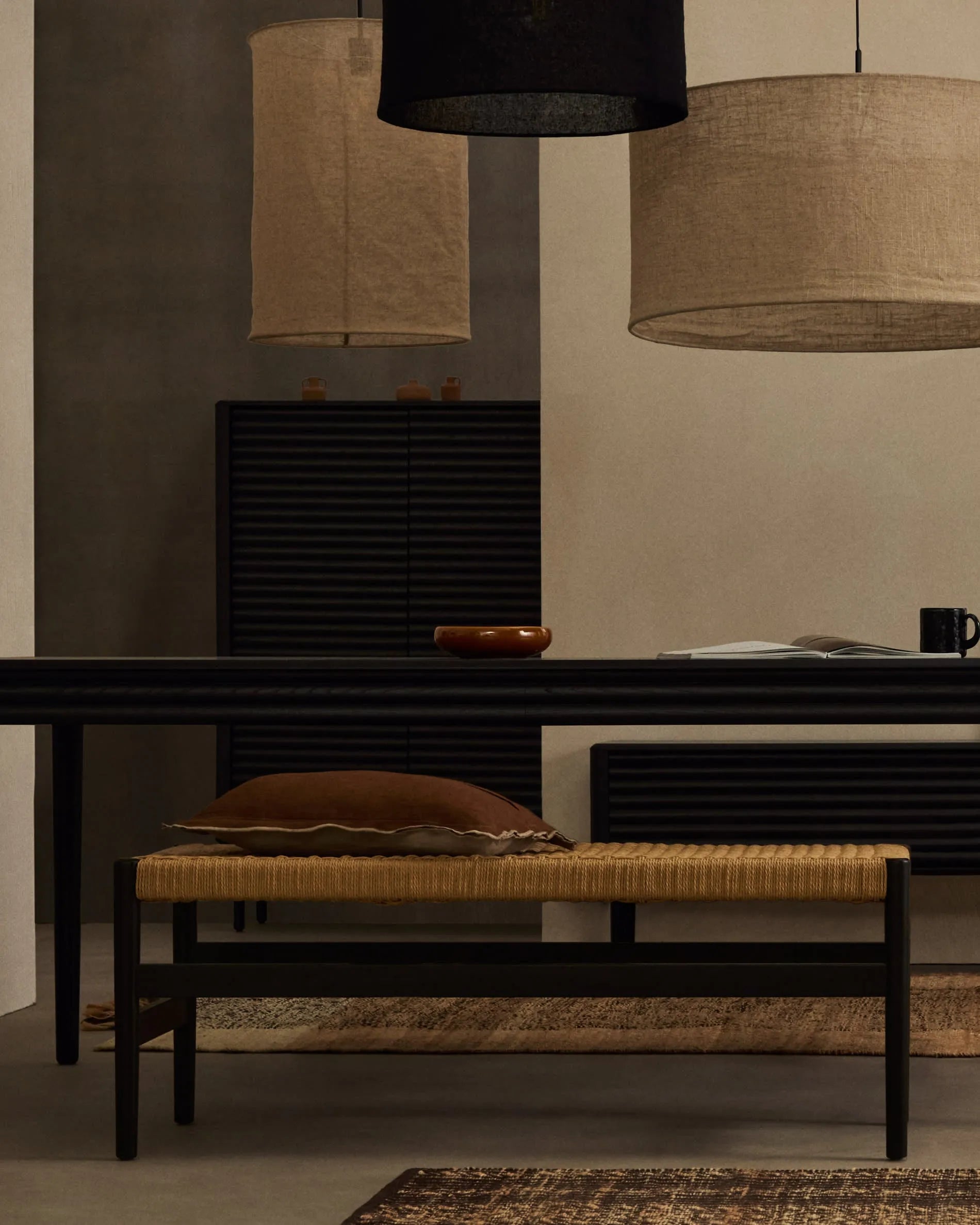 Eleganter Ausziehtisch aus schwarzem Eichenholz, erweiterbar von 160 auf 200 cm, FSC-zertifiziert, modern und nachhaltig.