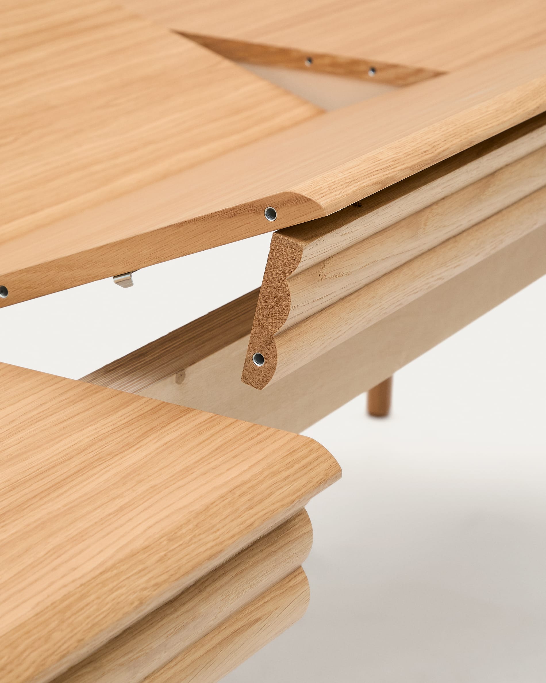 Eleganter Lenon Ausziehtisch aus hochwertigem Eichenfurnier und massivem Holz, umweltfreundlich und flexibel erweiterbar für gesellige Anlässe.