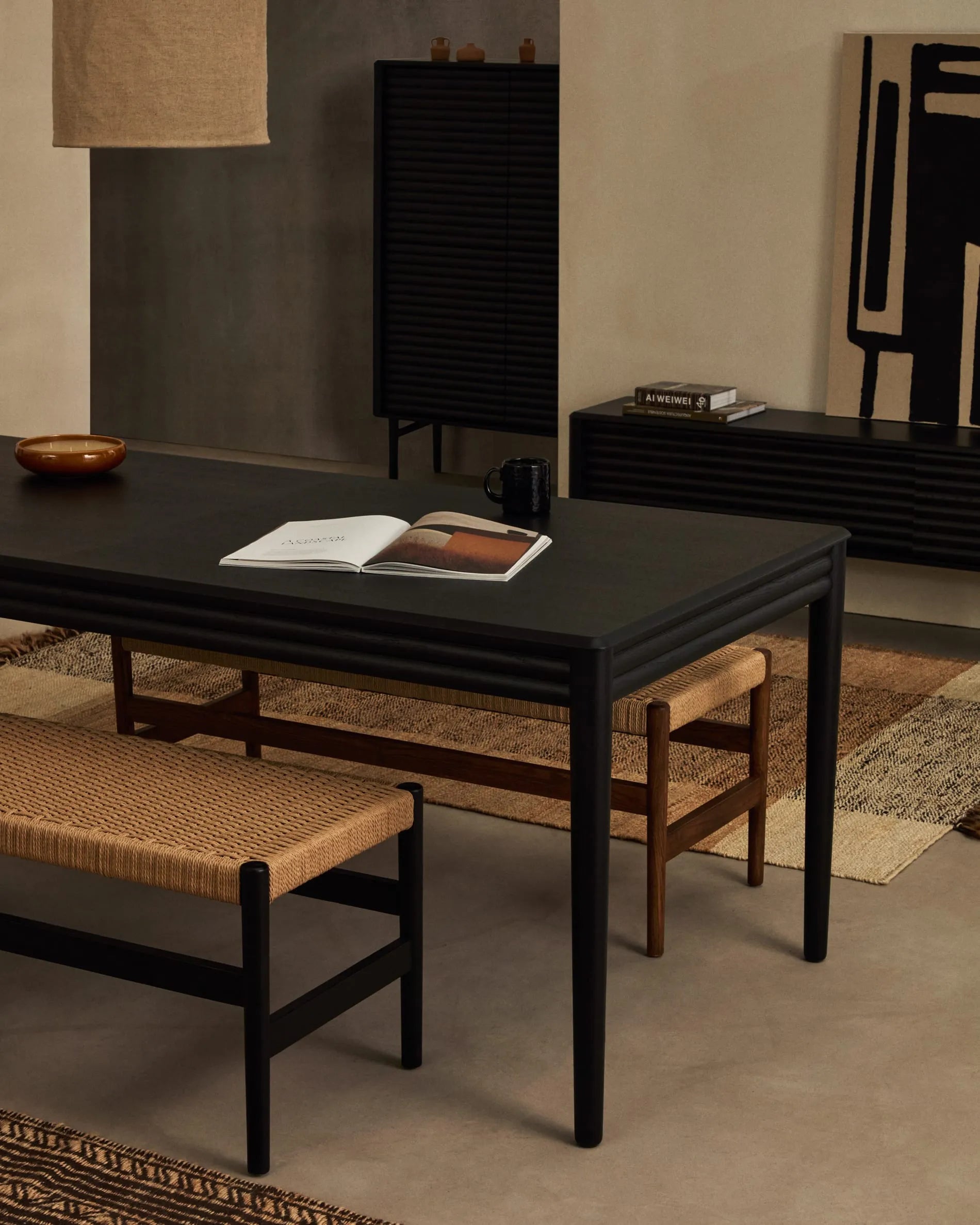 Eleganter, ausziehbarer Tisch aus Eichenfurnier mit schwarzen Beinen, ideal für stilvolle und nachhaltige Essbereiche.