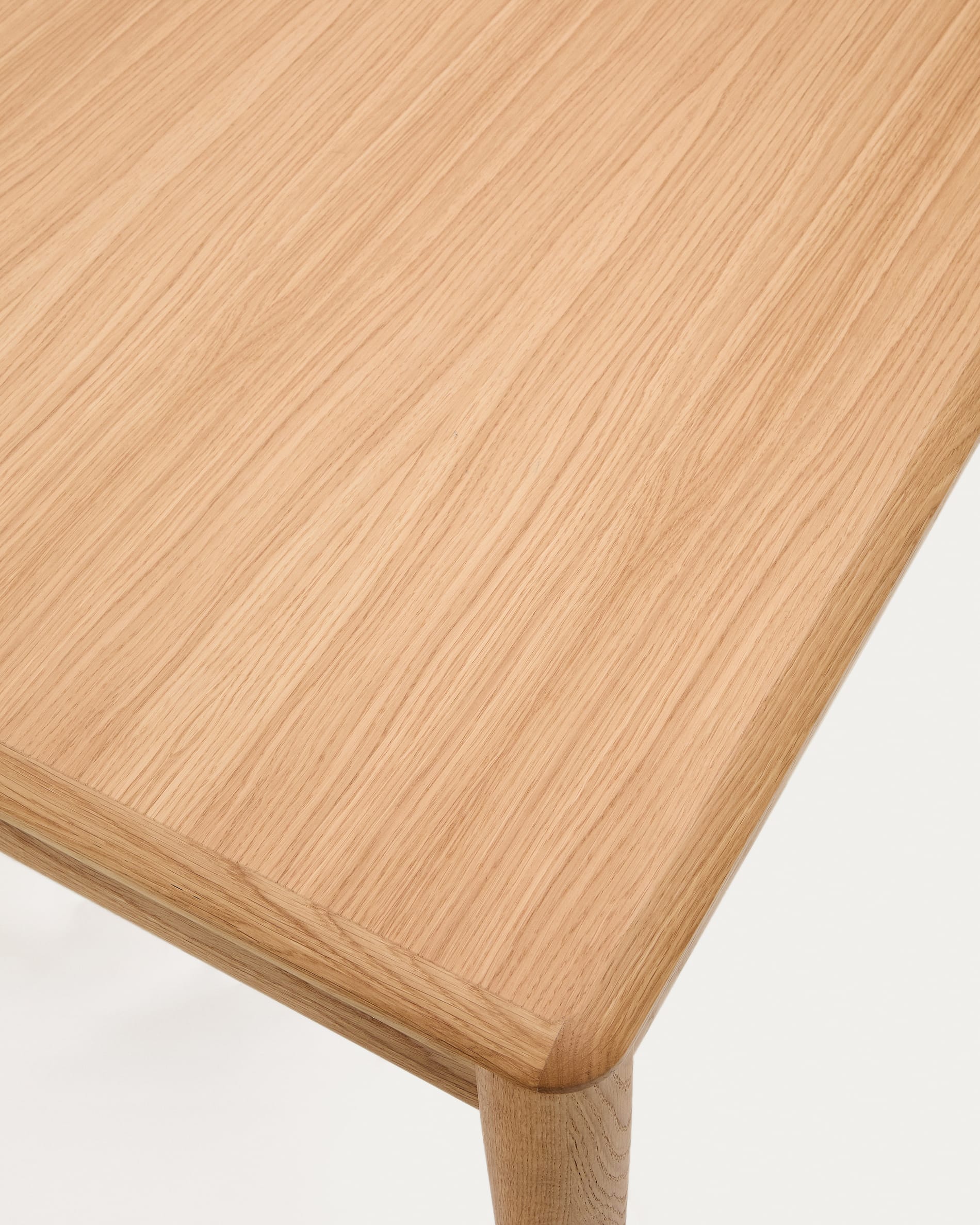 Der Lenon Ausziehtisch von Kave Home kombiniert elegantes Eichenfurnier mit robustem, massivem Holz und bietet Platz für bis zu 10 Personen.